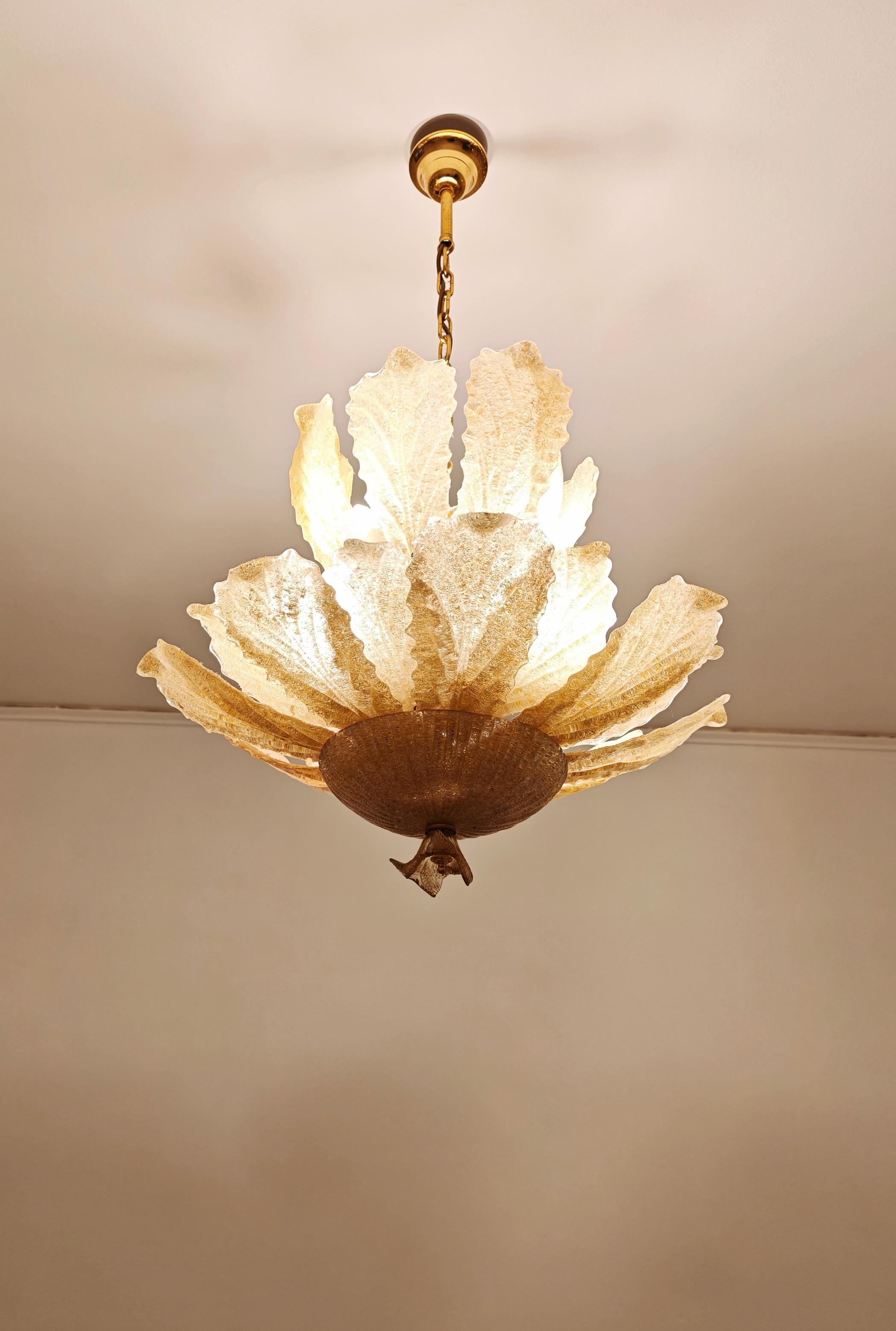 Excepcional araña de hojas de cristal de Murano con estructura de metal dorado. La sección inferior tiene 16 hojas y 8 luces, mientras que la superior tiene 8 hojas y 4 luces. El diseño y la calidad del cristal hacen de esta pieza la cumbre del