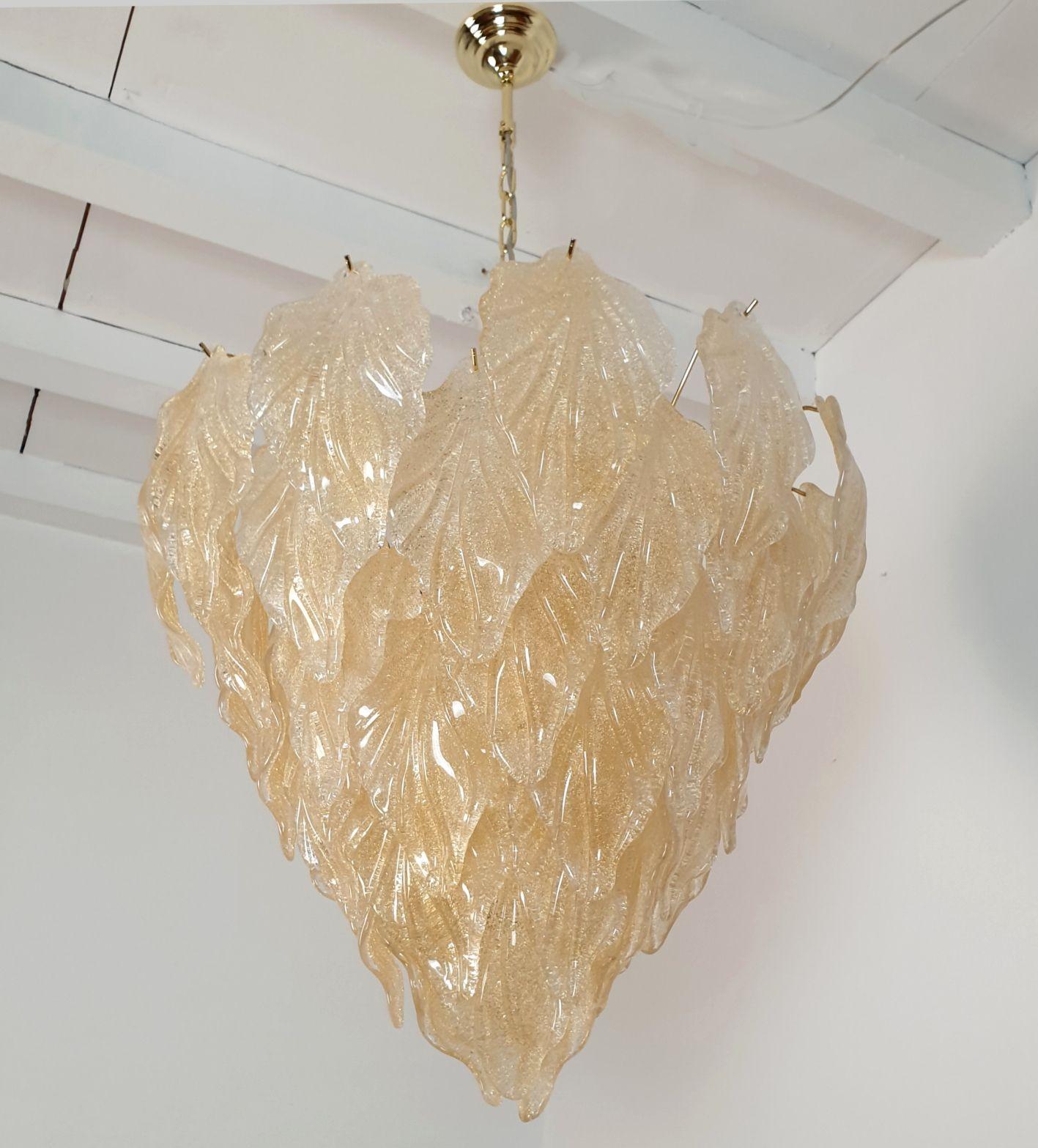 Murano glass chandelier, Mid Century Modern, attributed to Barovier and Toso, Italy 1980s.
The chandelier is made of translucent Graniglia ( glass sand inside the glass leaf) leaves in Murano glass and a gold plated frame.
The Murano glass leaves