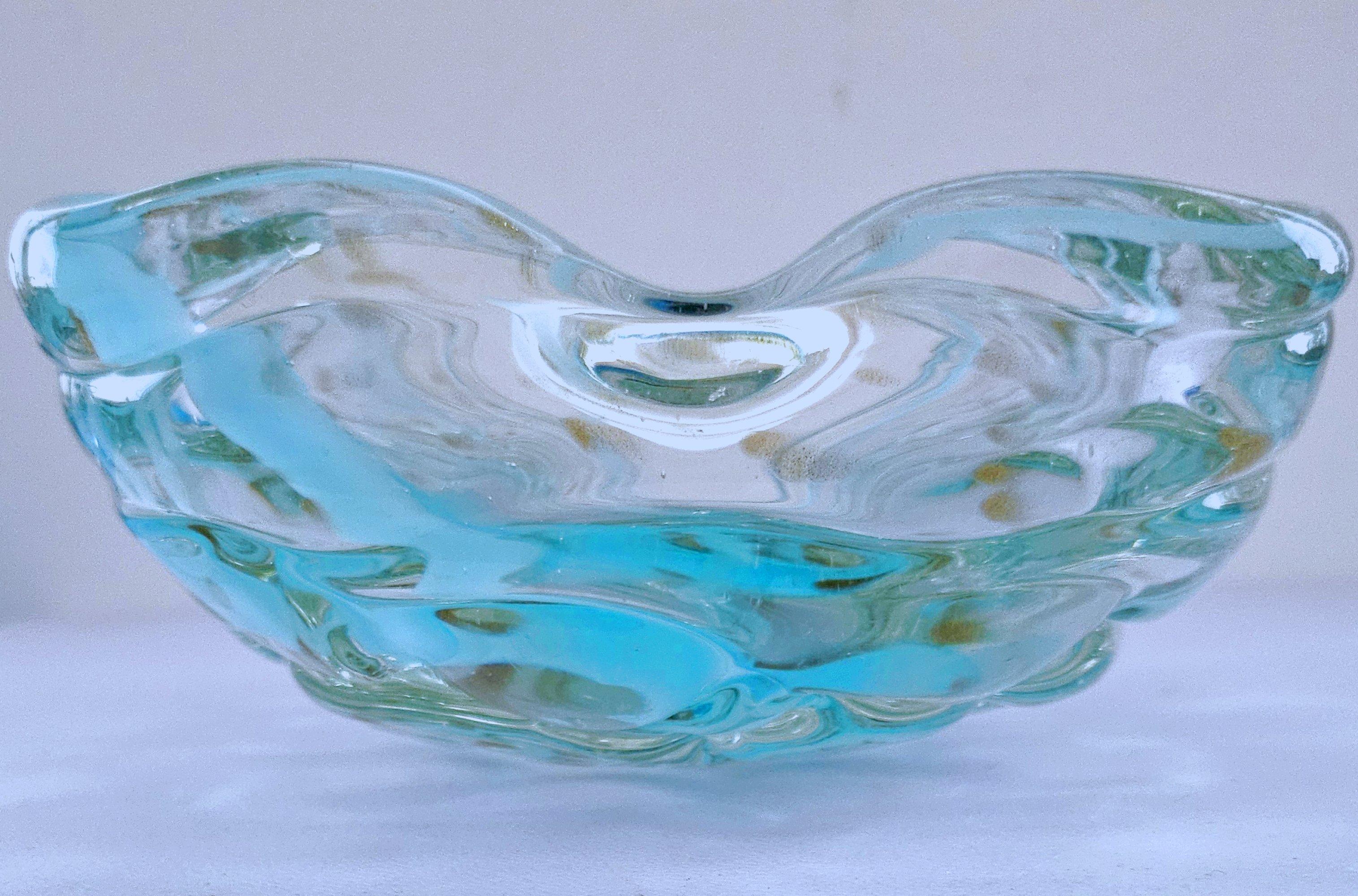 Lenti-Schale aus Murano-Glas mit blauem Wirbel und goldenen Polveri, von Fratelli Toso
Dieses Kunstwerk aus Murano-Glas von Fratelli Toso (von Barovier & Toso) ist in schönem Vintage-Zustand und hat einen polierten Sockel.
ES FOLGEN WICHTIGE