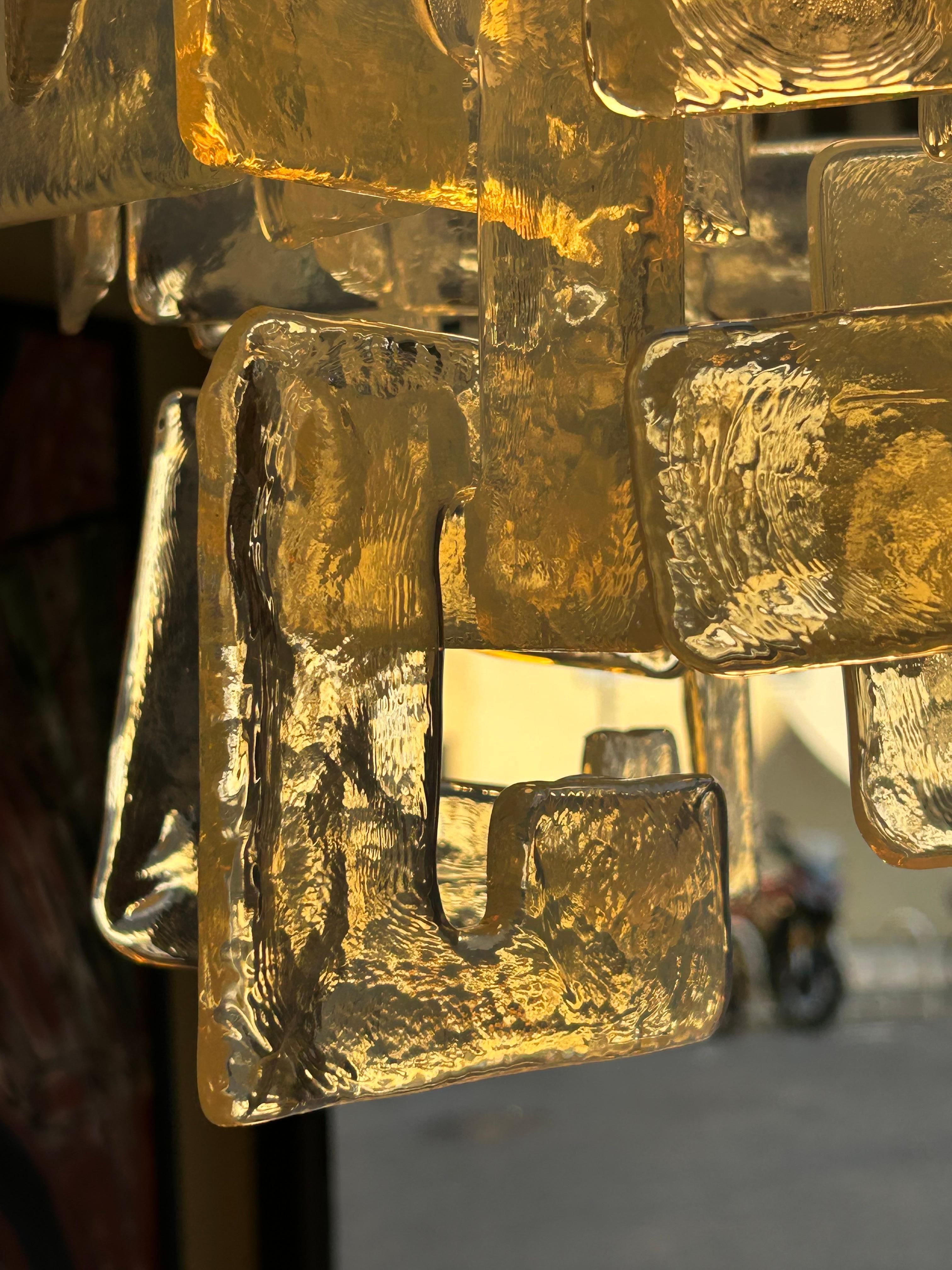 L'apparecchio è una lampada a sospensione d'epoca in vetro stampato di Murano, caratteristica del design italiano di Carlo Nason degli anni '60 e '70.
Gli elementi sono realizzati in vetro strutturato o modellato a mano, spesso chiamato vetro