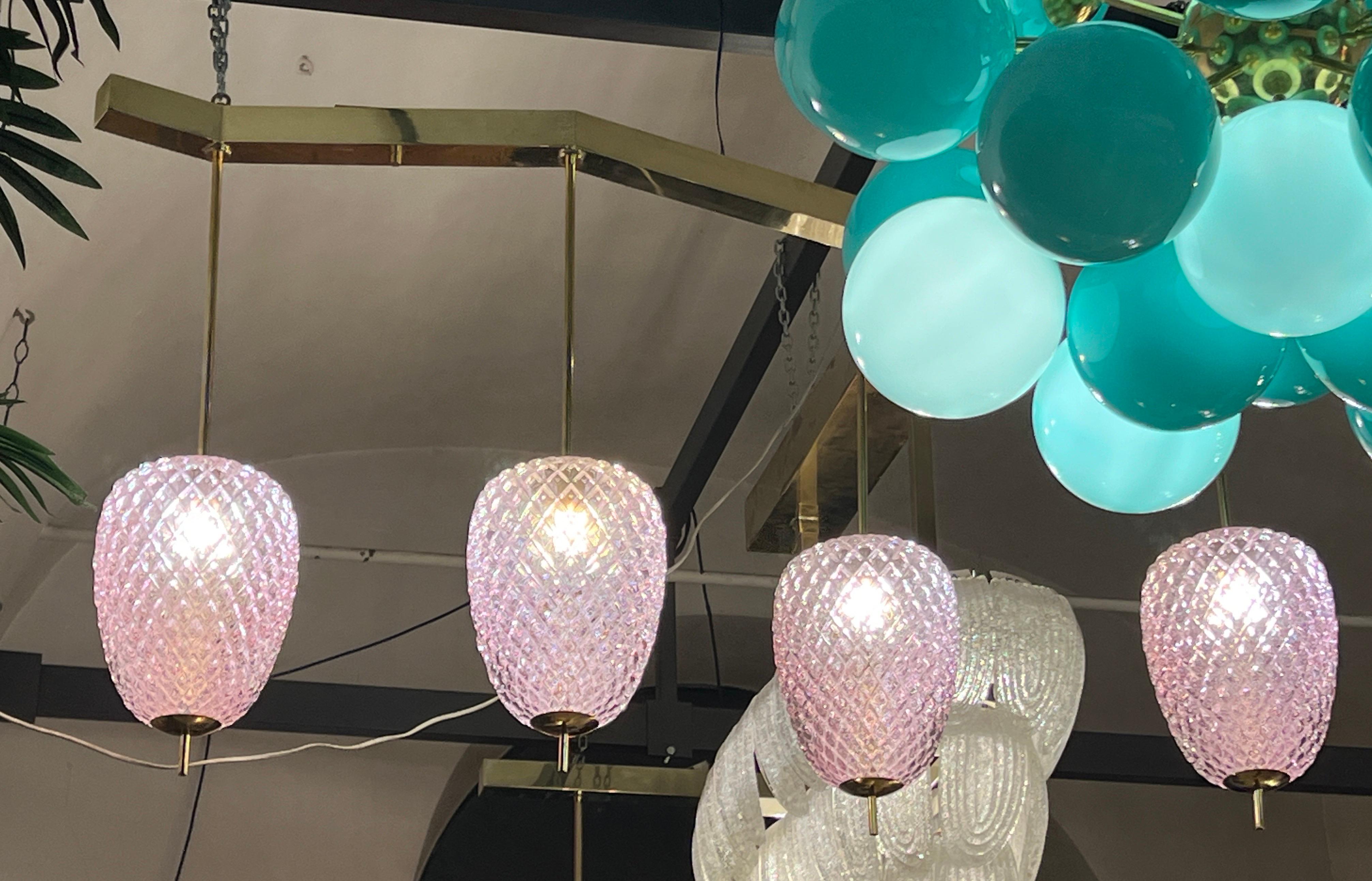 Lampadario a sospensione in vetro di Murano rosa lilla a forma di ananas con 4 luci e struttura in ottone. Perfetto per essere posizionato su un tavolo da pranzo. Può essere fissata direttamente sul soffitto della cabina, a seconda delle necessità.