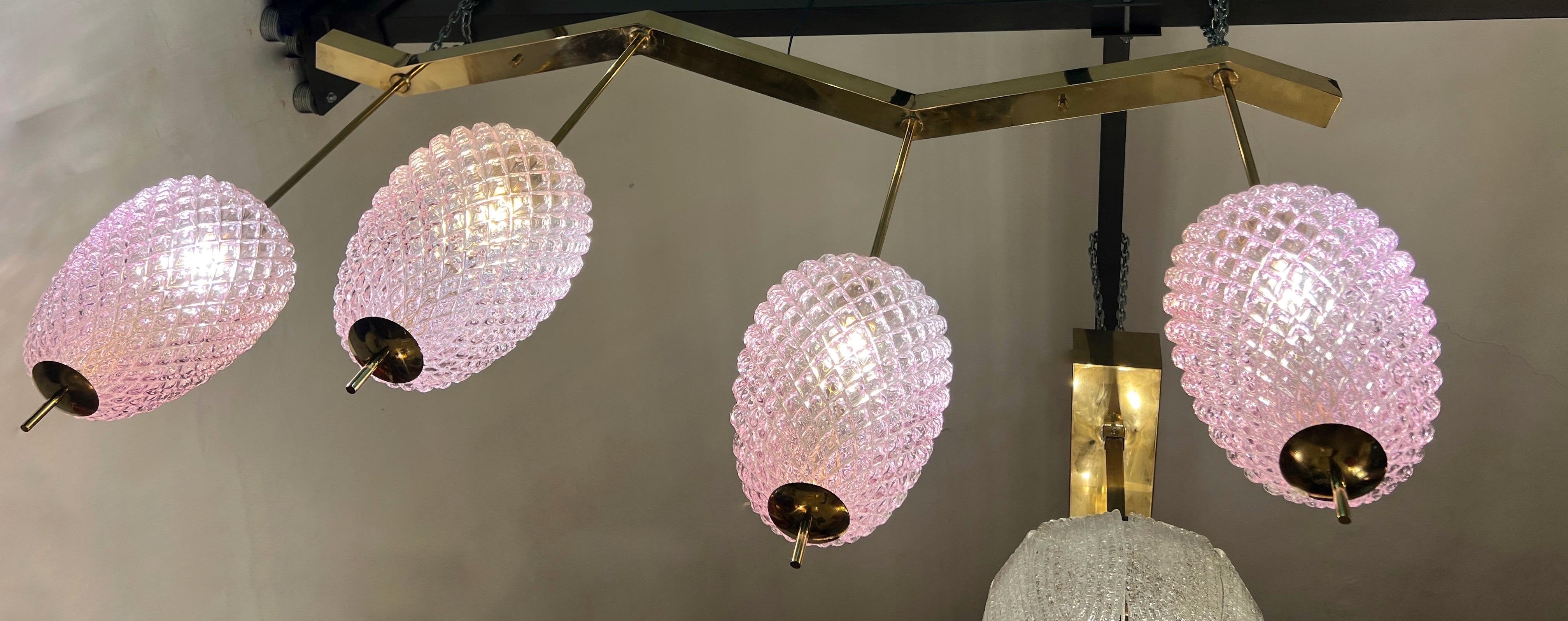 Italiano Lampade a sospensione in vetro di Murano rosa lilla con struttura in ottone, anni '80 in vendita