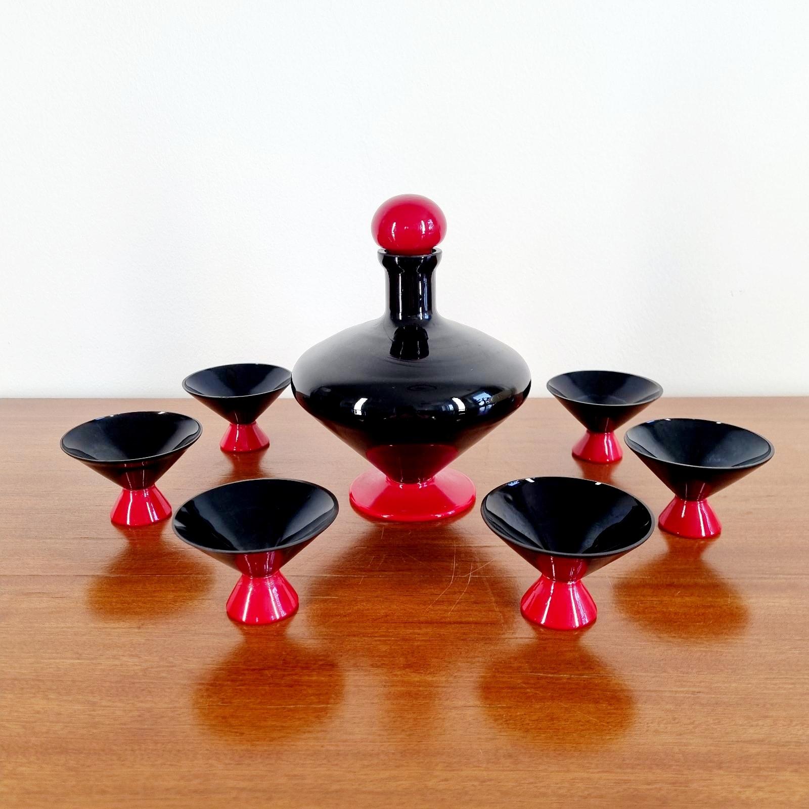 Seltene Murano Glas Liquore Set in rot und schwarz Farbe. Entworfen von Napoleone Martinuzzi für Venini in den 30er Jahren.

In gutem Vintage-Zustand mit geringen Gebrauchs- und Altersspuren.

Abmaße:

Die Flasche:
Höhe 17 cm
Durchmesser 13