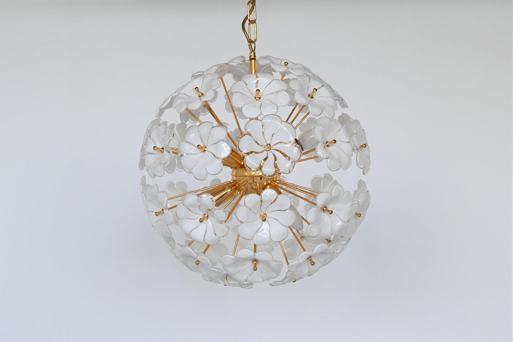 Stunning and elegant Murano glass Sputnik chandelier, Italy, 1970. This lamp features white and clear hand-blown Murano glass Lotus-shaped flowers on a 24 carat gold-plated sputnik structure. The lamp is in very good condition and very atmospheric