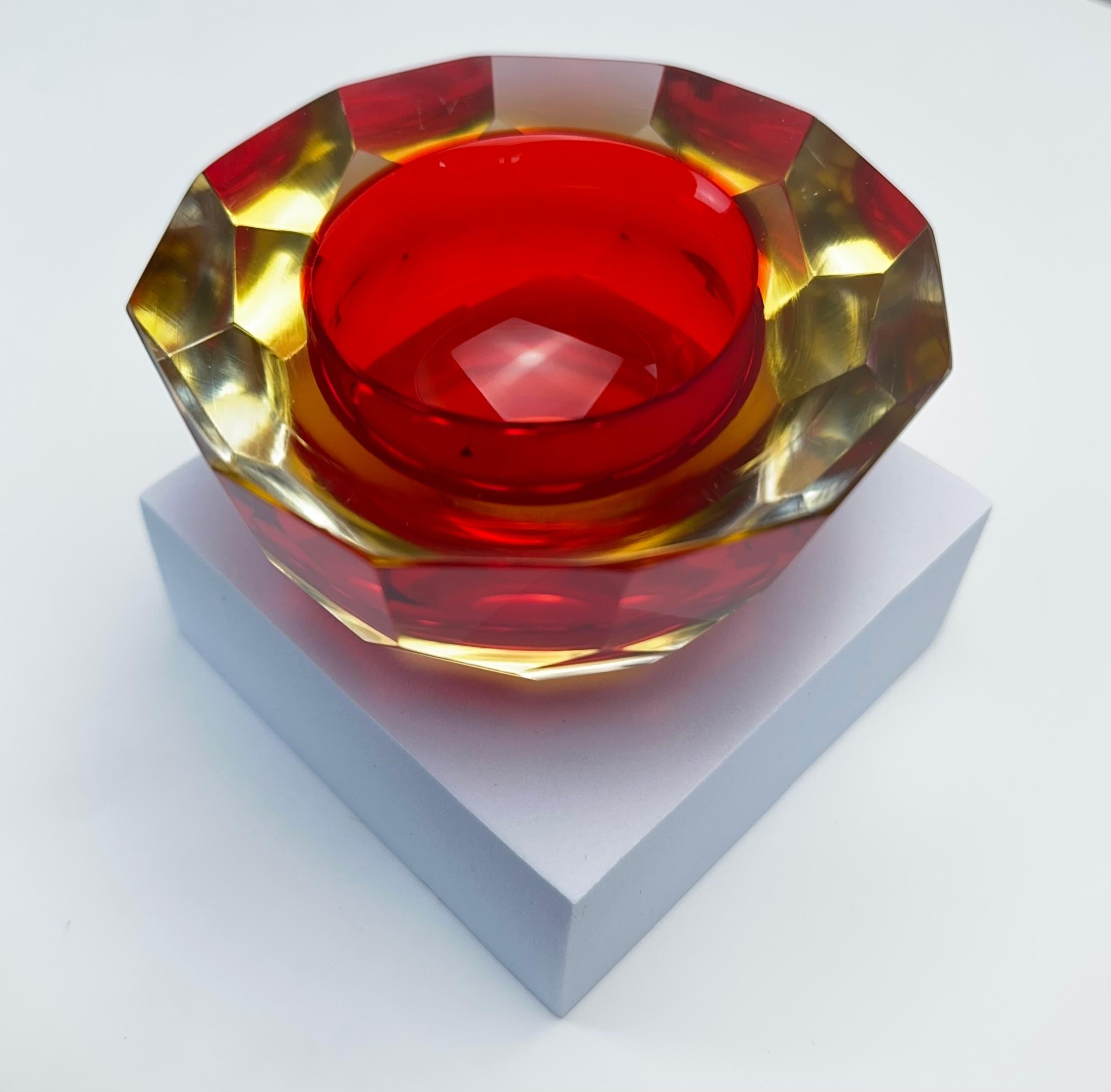 Murano Glass Sommerso Schale mit facettierter Geode in Rot und Gelb (Space Age) im Angebot