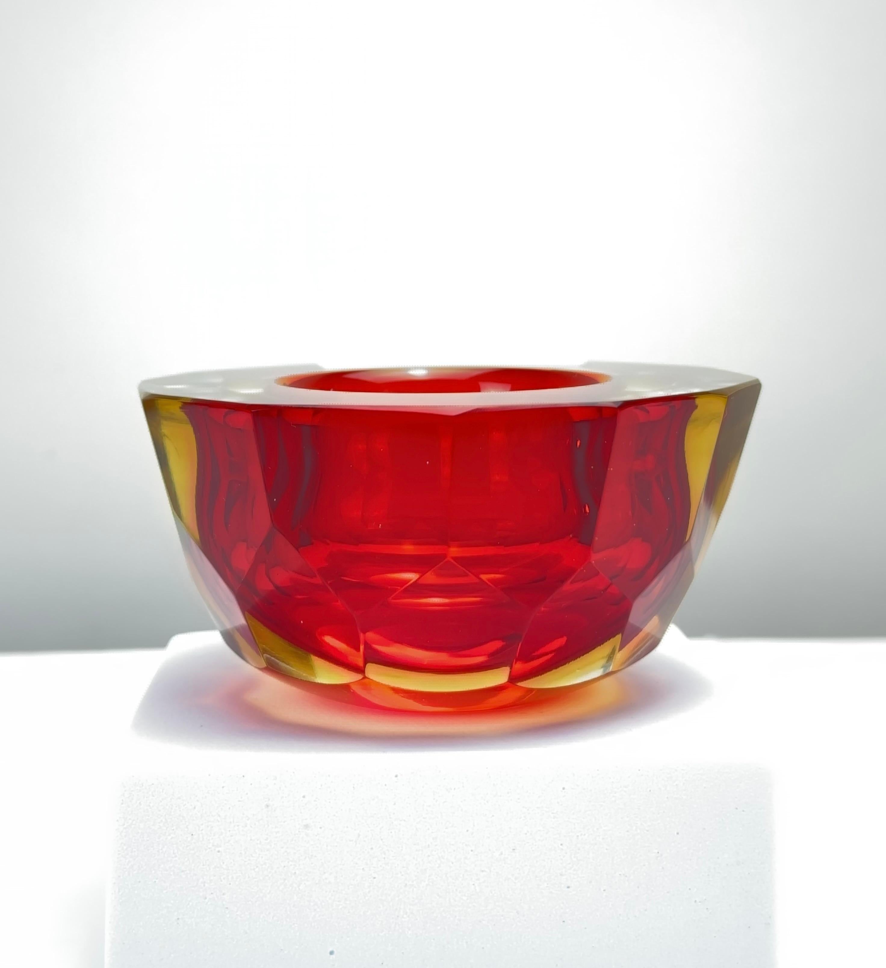 Murano Glass Sommerso Schale mit facettierter Geode in Rot und Gelb (Italienisch) im Angebot
