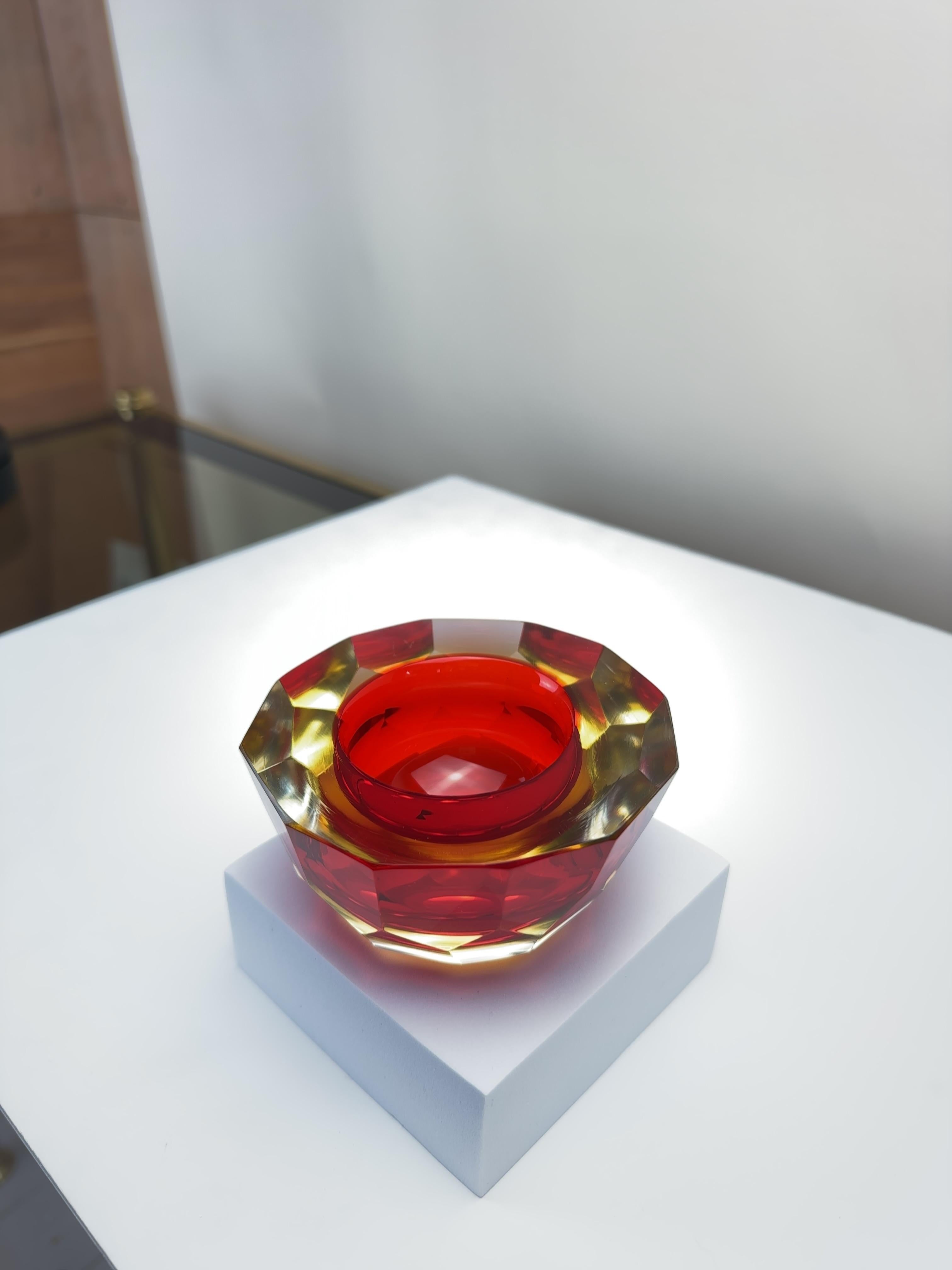 Murano Glass Sommerso Schale mit facettierter Geode in Rot und Gelb (Poliert) im Angebot