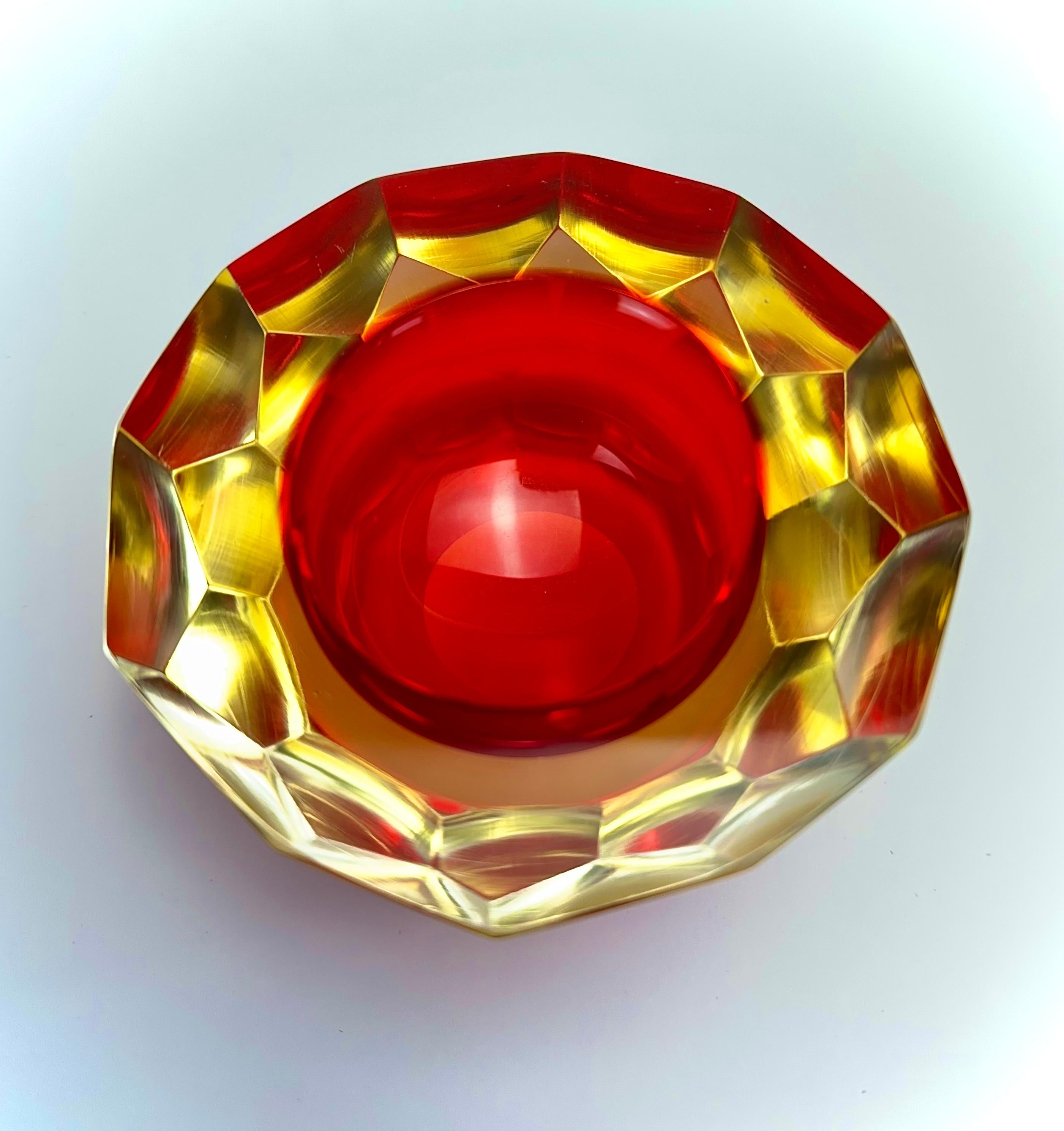 Murano Glass Sommerso Schale mit facettierter Geode in Rot und Gelb im Zustand „Gut“ im Angebot in Glasgow, GB