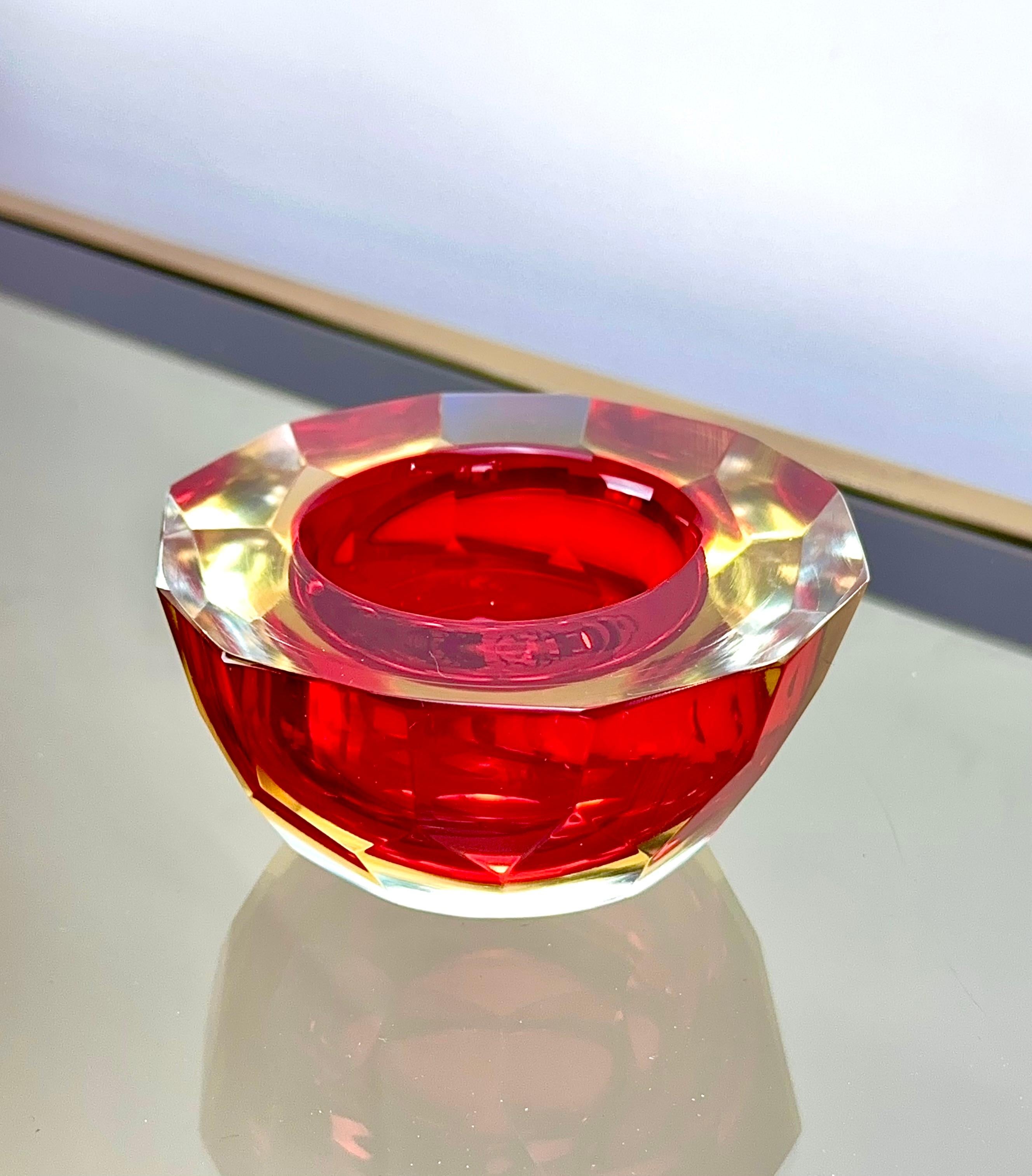 Murano Glass Sommerso Schale mit facettierter Geode in Rot und Gelb (Ende des 20. Jahrhunderts) im Angebot