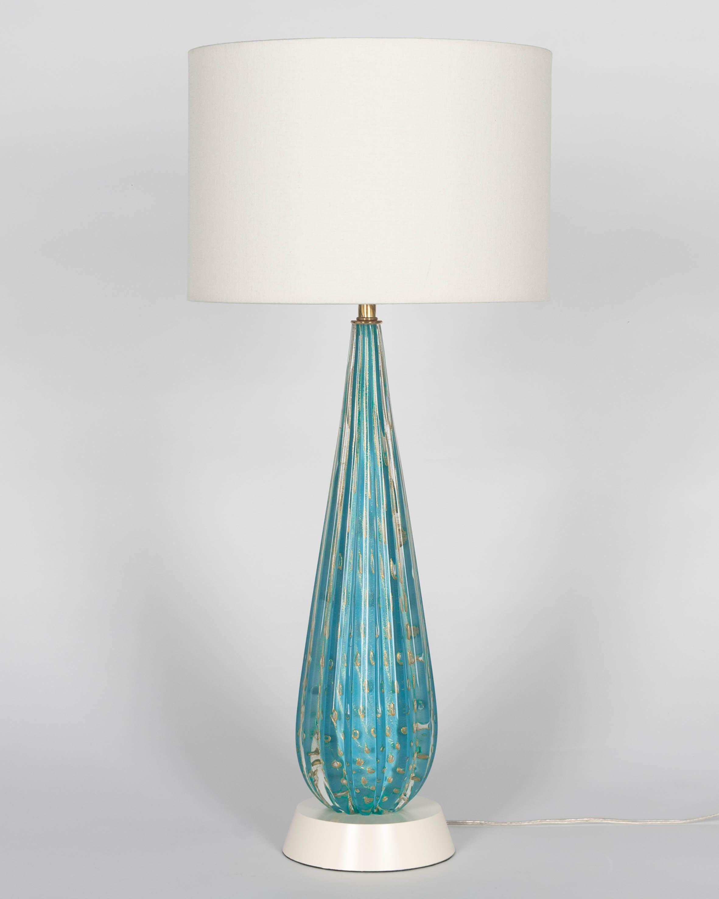 Lampe en verre de Murano du milieu du siècle par Alfredo Barbini pour Seguso. Verre moulé soufflé à la main avec une forme nervurée. Belle couleur bleu clair avec des inclusions dorées et des bulles contrôlées. La base métallique d'origine a été