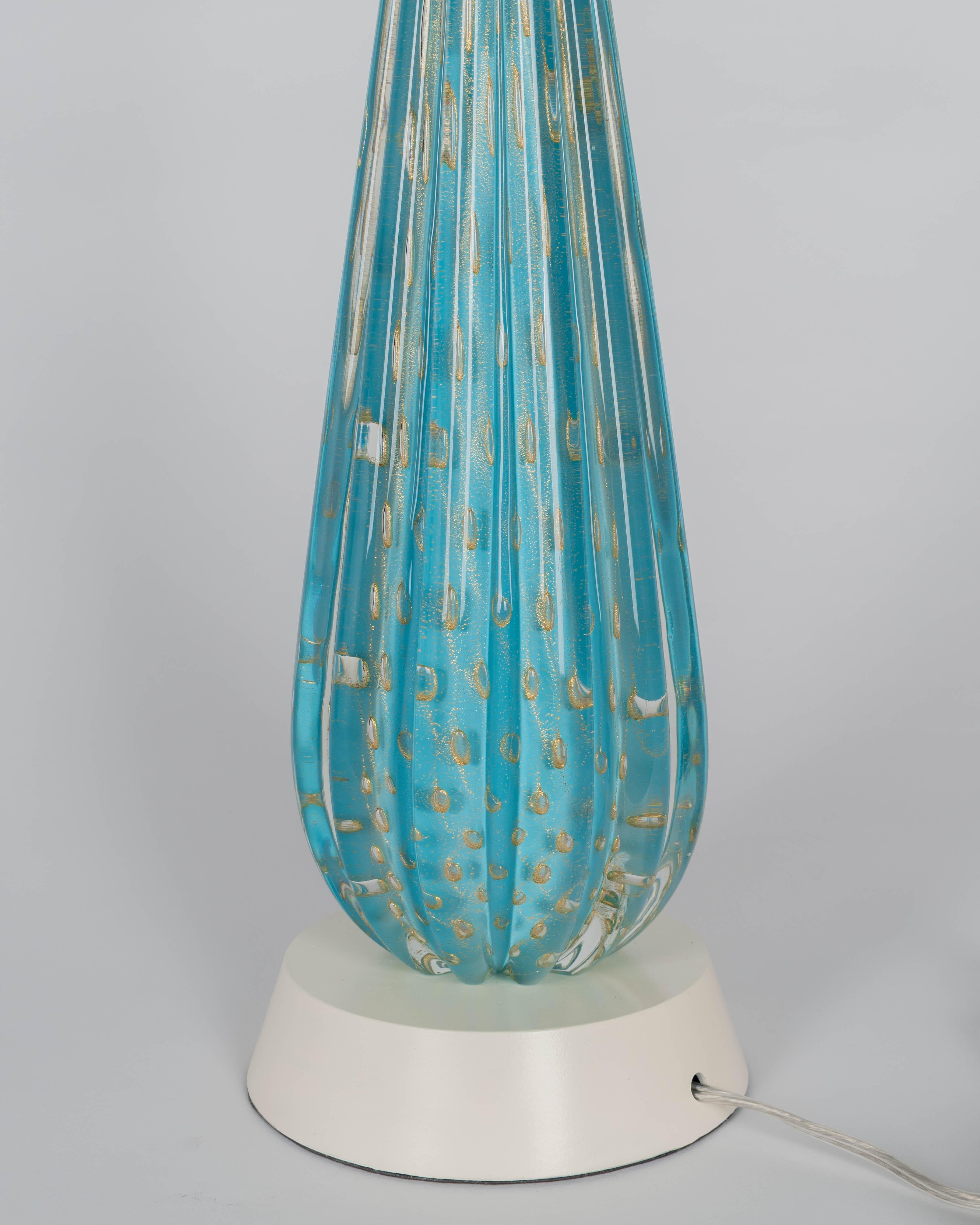 Laiton Lampe Barbini en verre de Murano bleu du milieu du siècle en vente