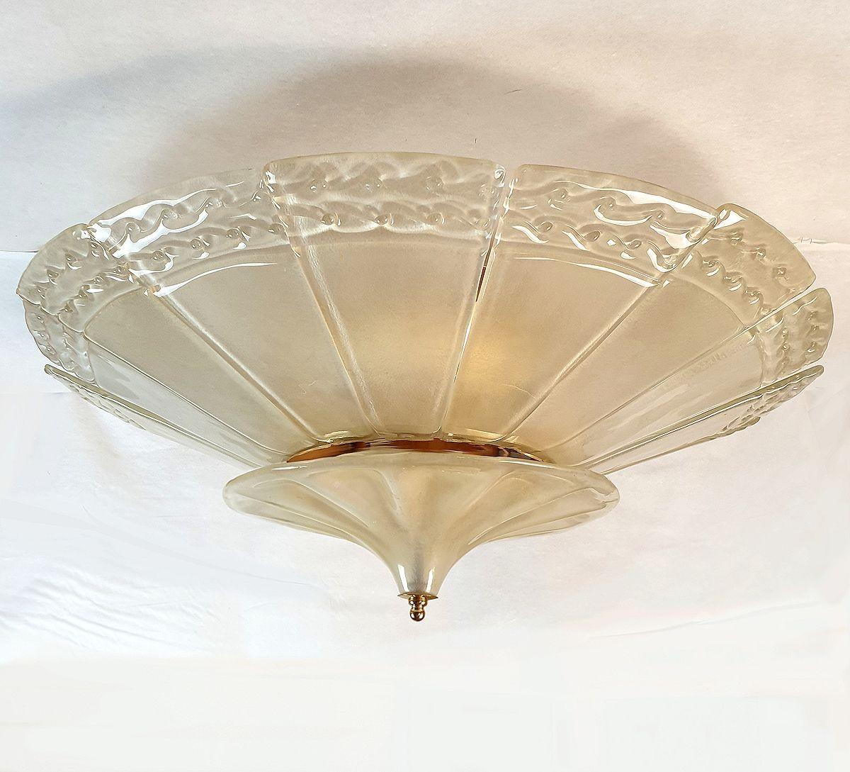 Mid Century Modern Murano glass flush mount chandelier, attributed to Seguso, Italy 1960s.
The elegant vintage Murano chandelier has an Art Deco and even a 1900's Chinese style touch.
The Murano glass is frosted inside, and soft and shiny outside,