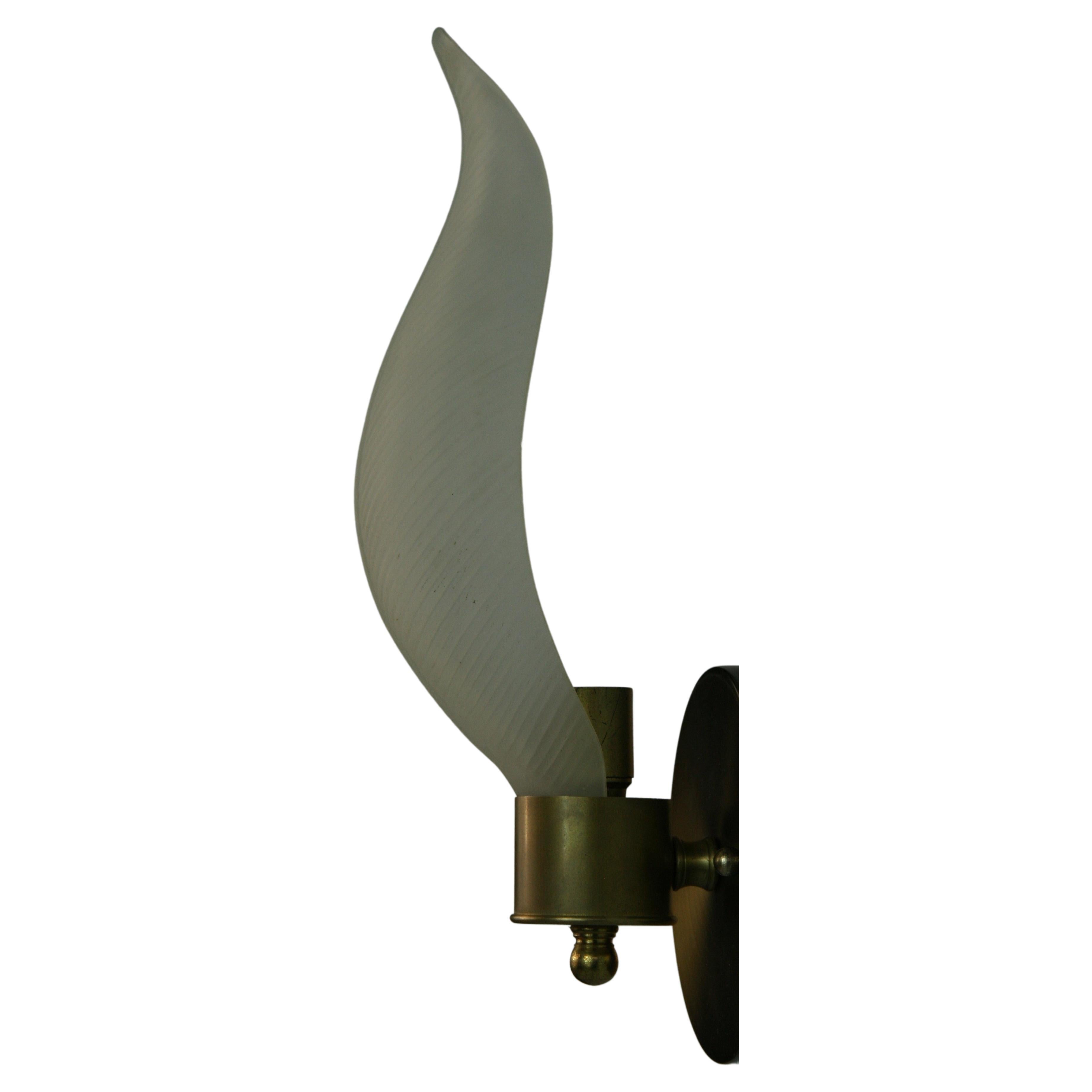 1-4022 coppia di foglie in vetro smerigliato di Murano incastonate in un cilindro di ottone.
Utilizza una lampadina a candelabro da 60 watt.
 