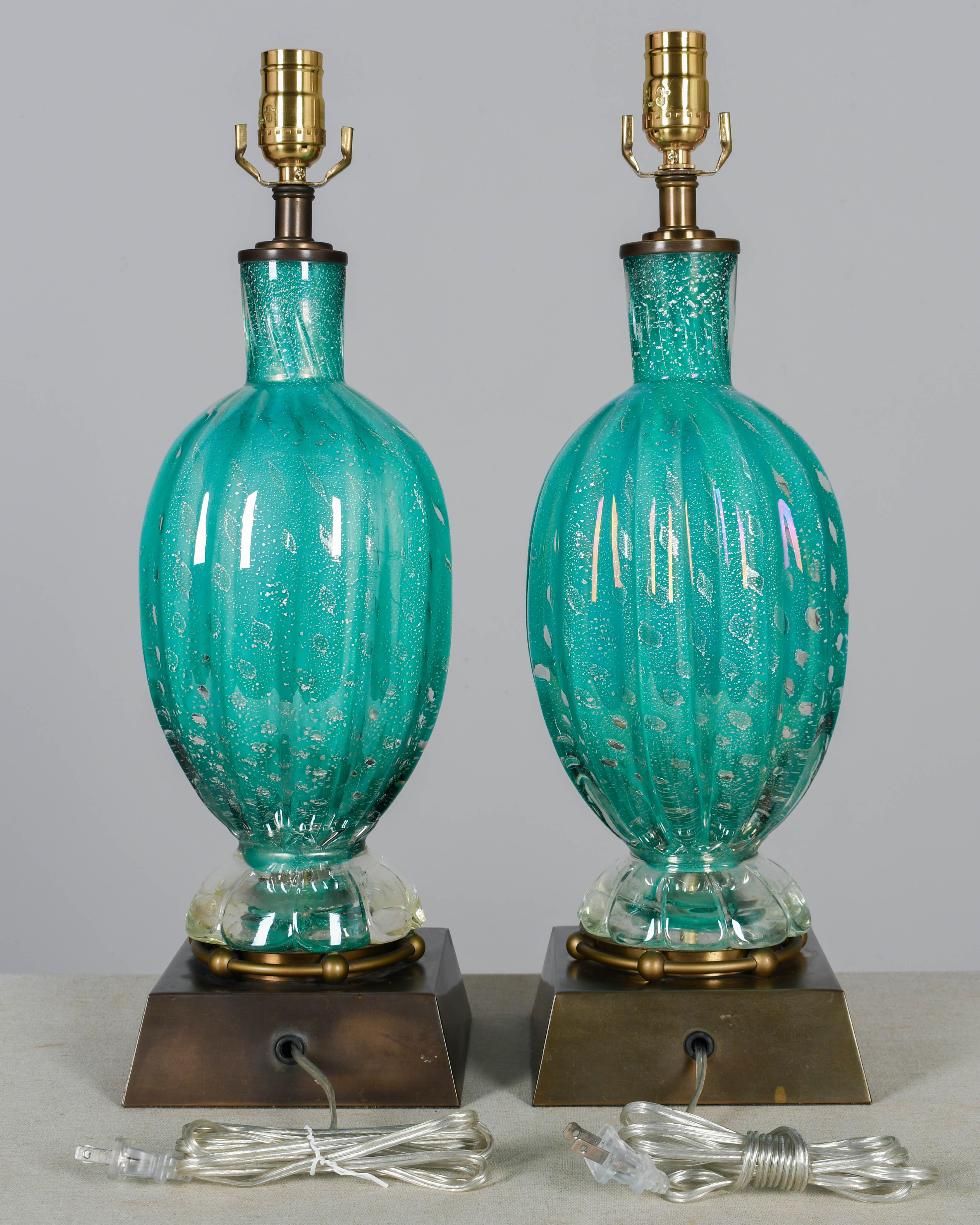 Laiton Paire de lampes du milieu du siècle en verre de Murano en vente