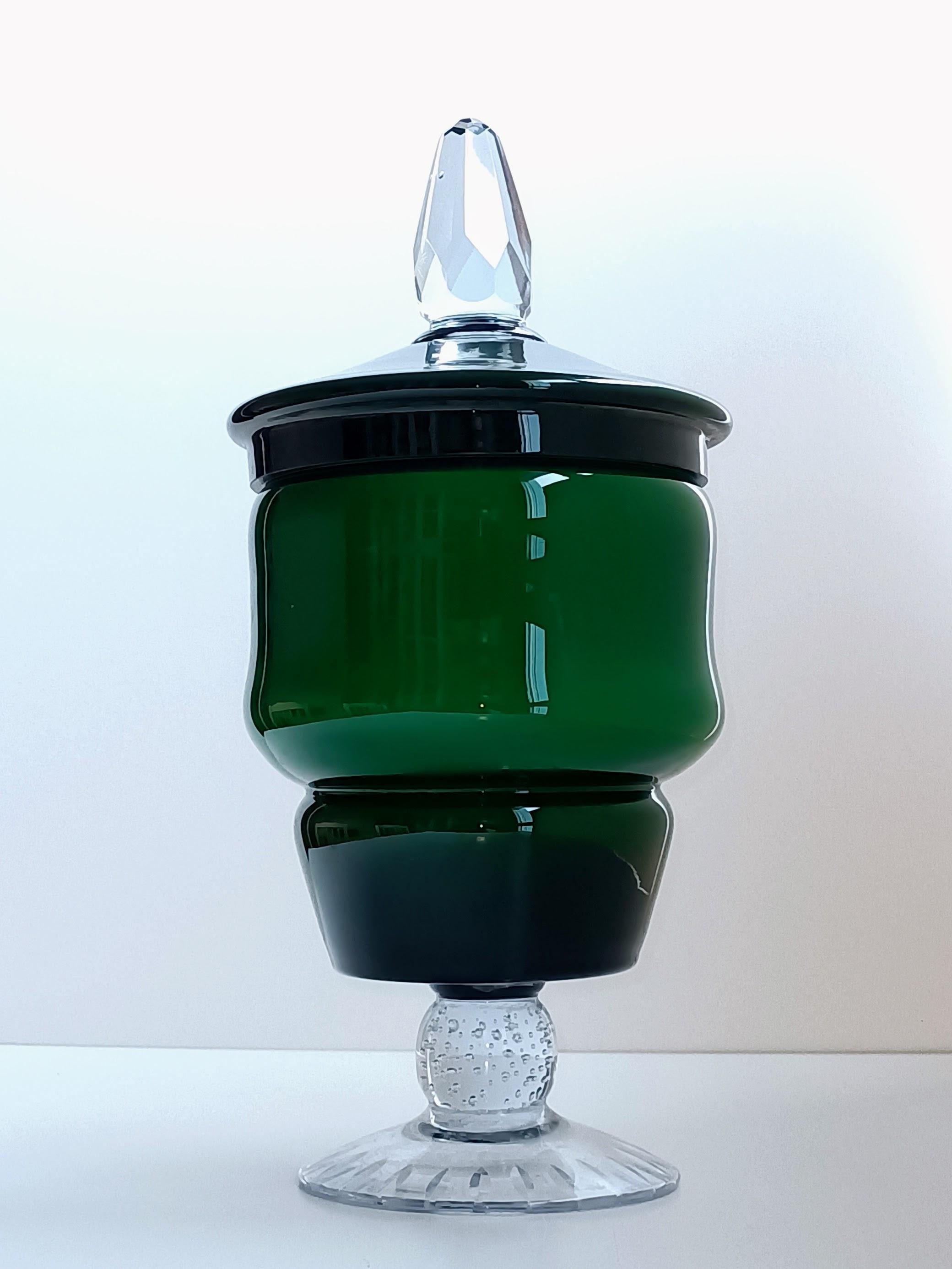 Smaragdgrüner Bombon-Krug aus Murano-Glas mit Doppelmantel - handgefertigt in Venedig, Italien, ca. 1950er Jahre.

Es besteht aus zwei Schichten: einer sehr dünnen weißen Hülle und einer grünen Innenhülle. Der Deckel und der untere Teil des