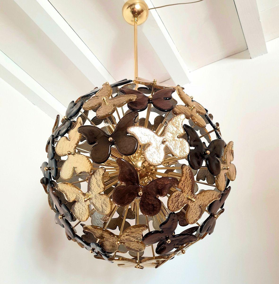Grande lampadario Sputnik in vetro di Murano attribuito a Mazzega Murano anni '80, Italia.
Il lampadario italiano in vetro di Murano ha una struttura in ottone lucido, con 12 luci ed è ricablato professionalmente per gli Stati Uniti con prese a