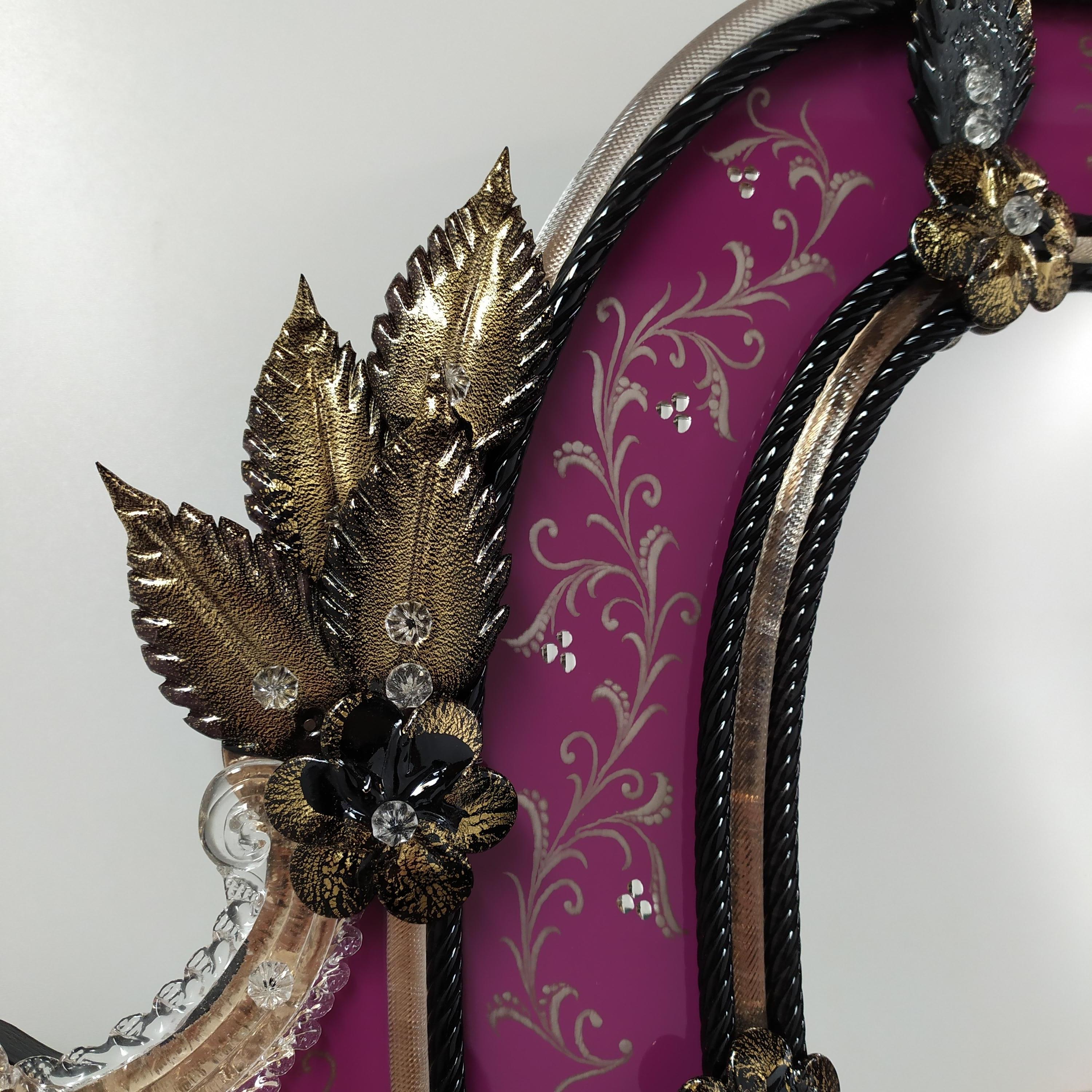 Fait main Miroir en verre de Murano de style vénitien, avec feuilles noires/dorées et cadre violet en vente