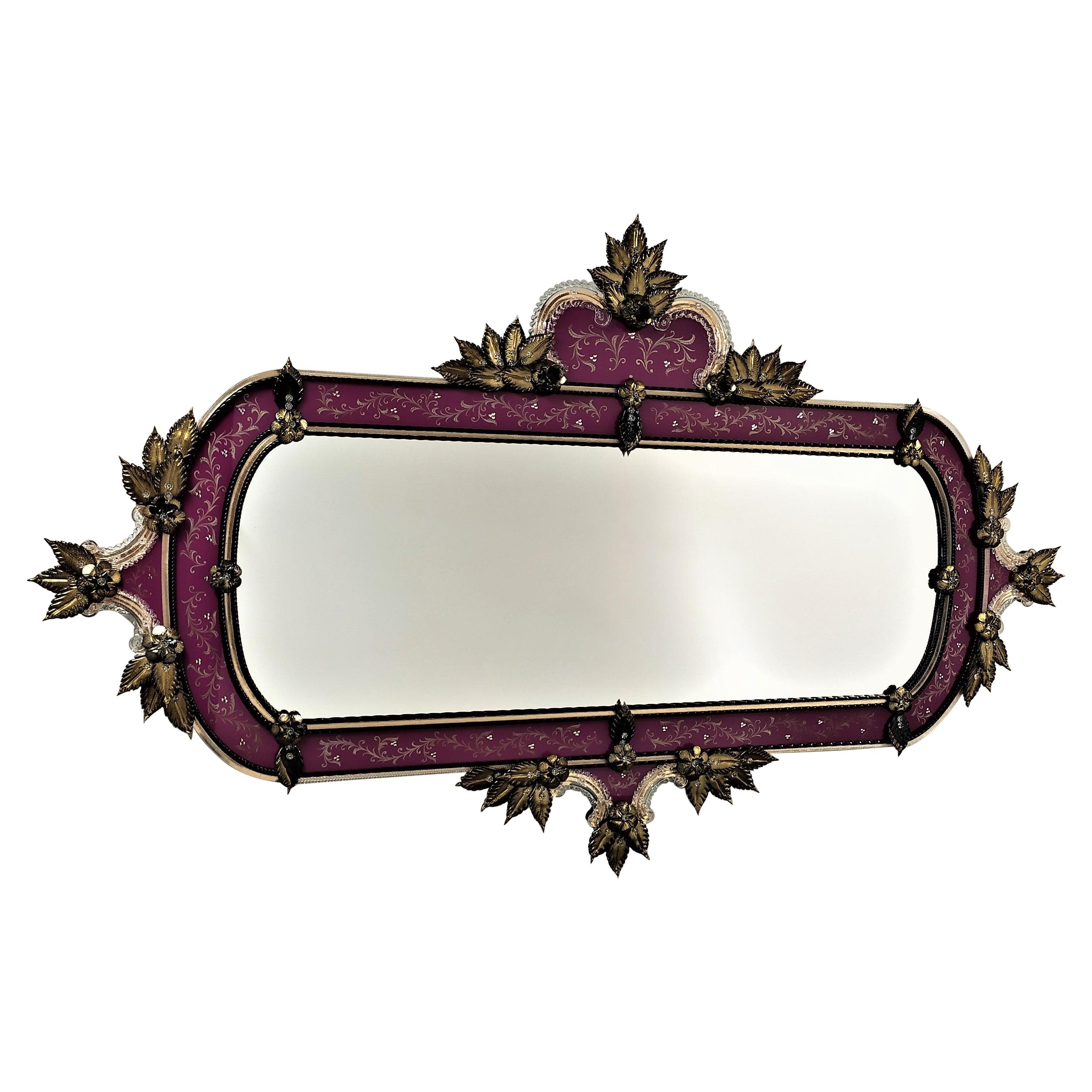 Miroir en verre de Murano de style vénitien, avec feuilles noires/dorées et cadre violet en vente