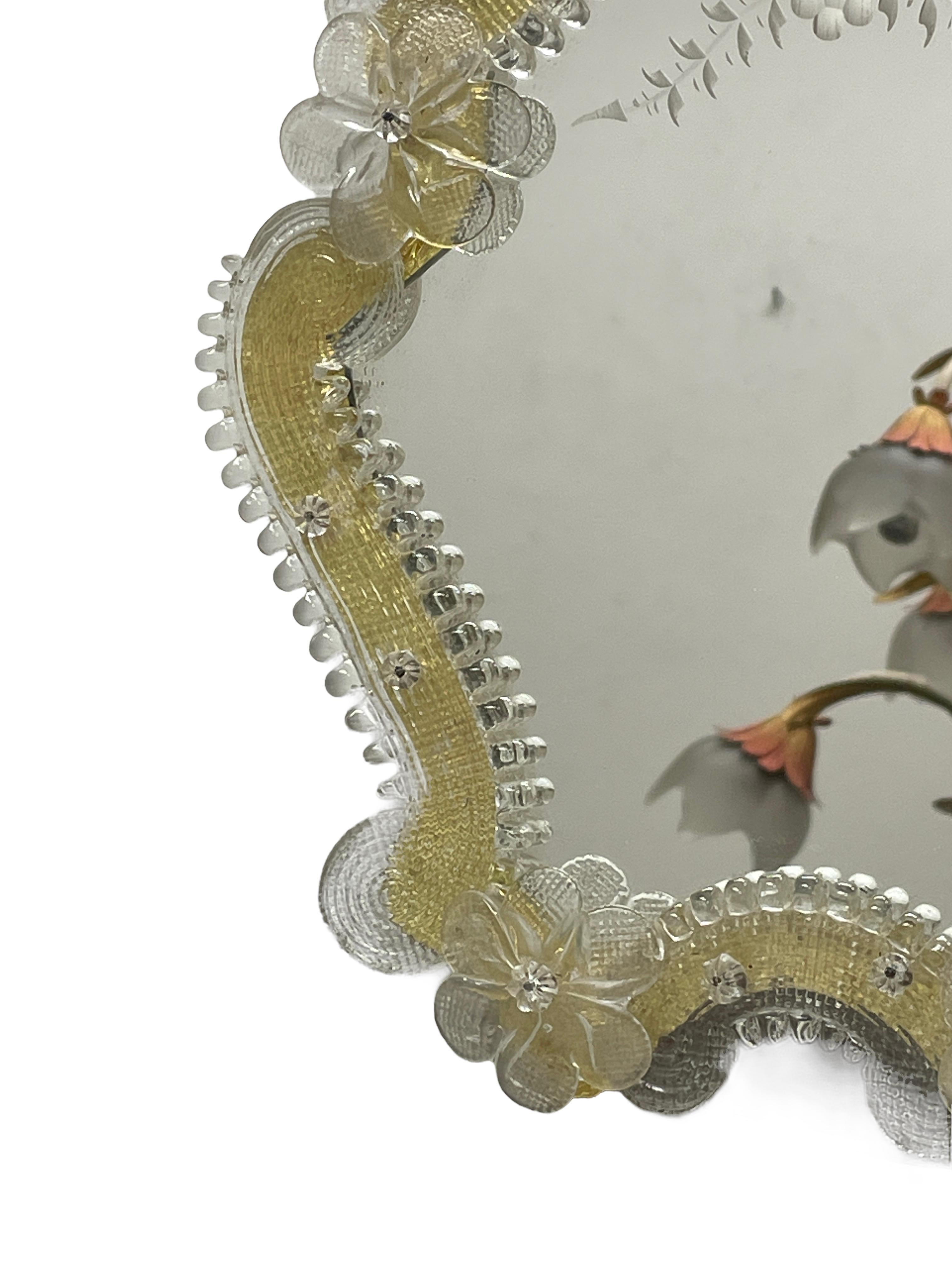 Un magnifique miroir de courtoisie en verre de Murano entouré de fleurs en verre faites à la main. Avec des signes mineurs d'usure comme prévu avec l'âge et l'utilisation. Une belle addition à tout dressing.
