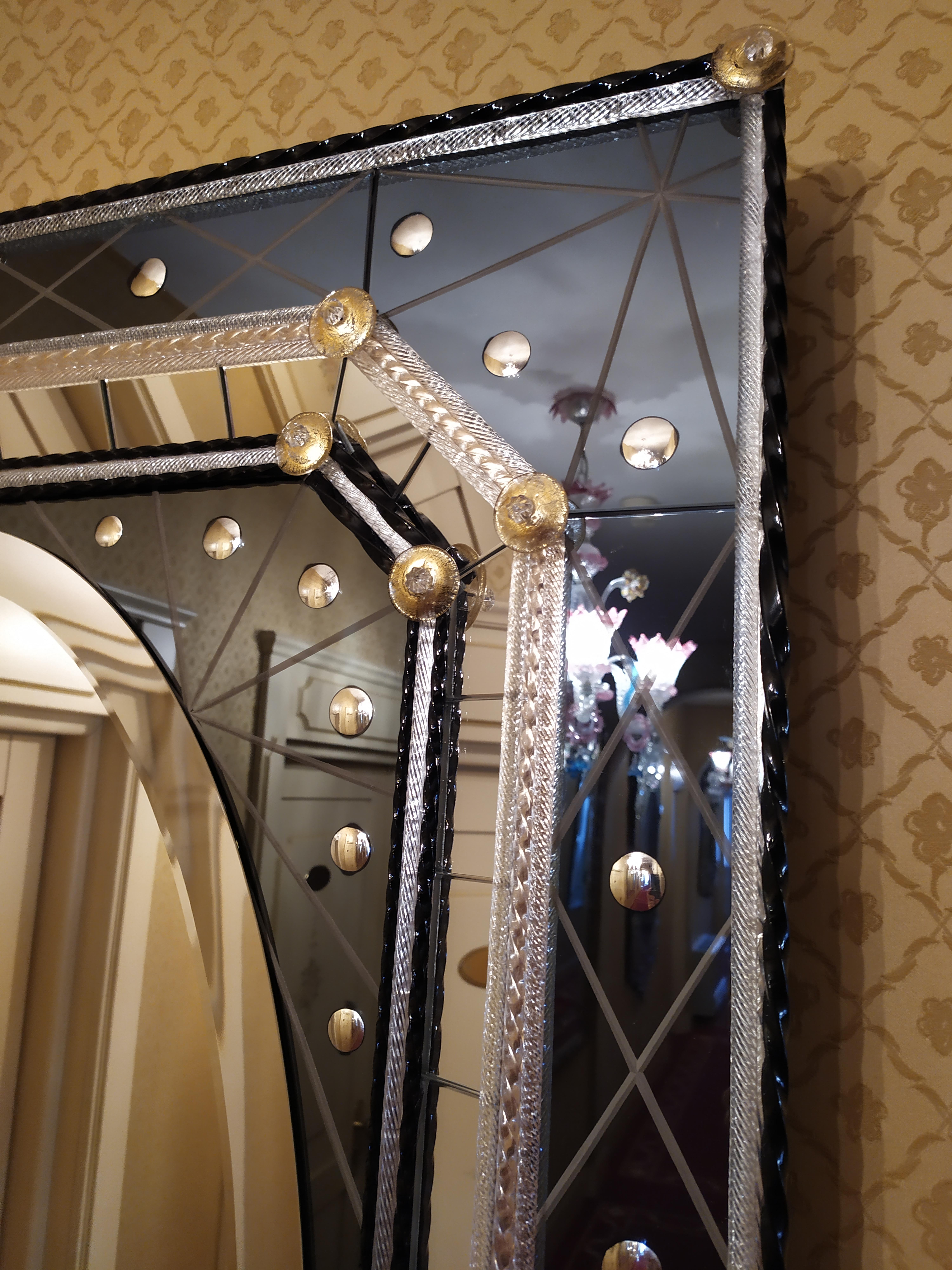 Muranoglas-Spiegel mit polierter Blasengravur auf Stahl-Color-Spiegel (Handgefertigt) im Angebot