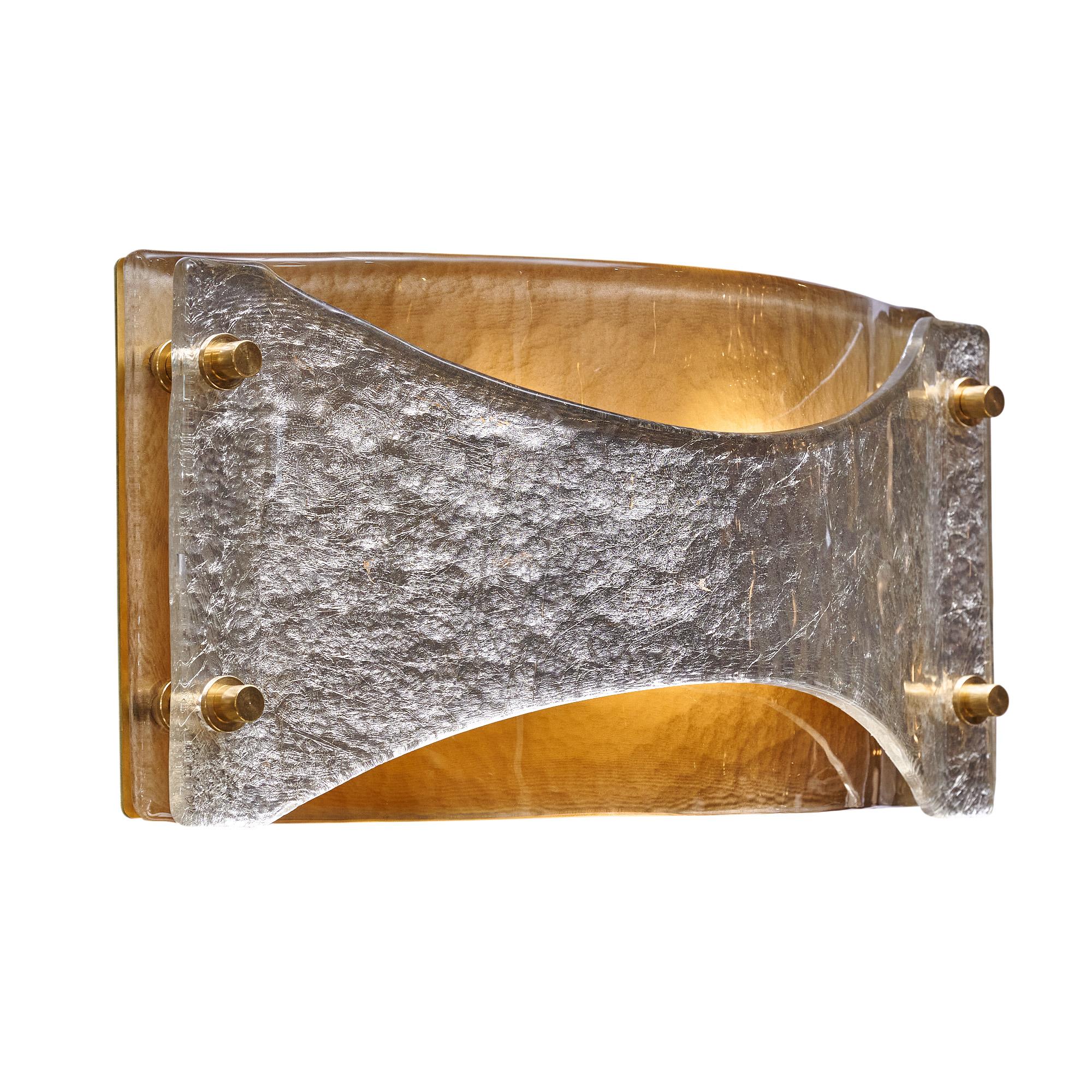 Ein Paar Wandleuchter aus Murano, Italien, in der Nähe von Venedig. Dieses Paar besteht aus zwei Schichten mundgeblasenem und geformtem Glas. Die untere Schicht filtert das Licht und sorgt für einen warmen Schein, während die obere Glasschicht mit