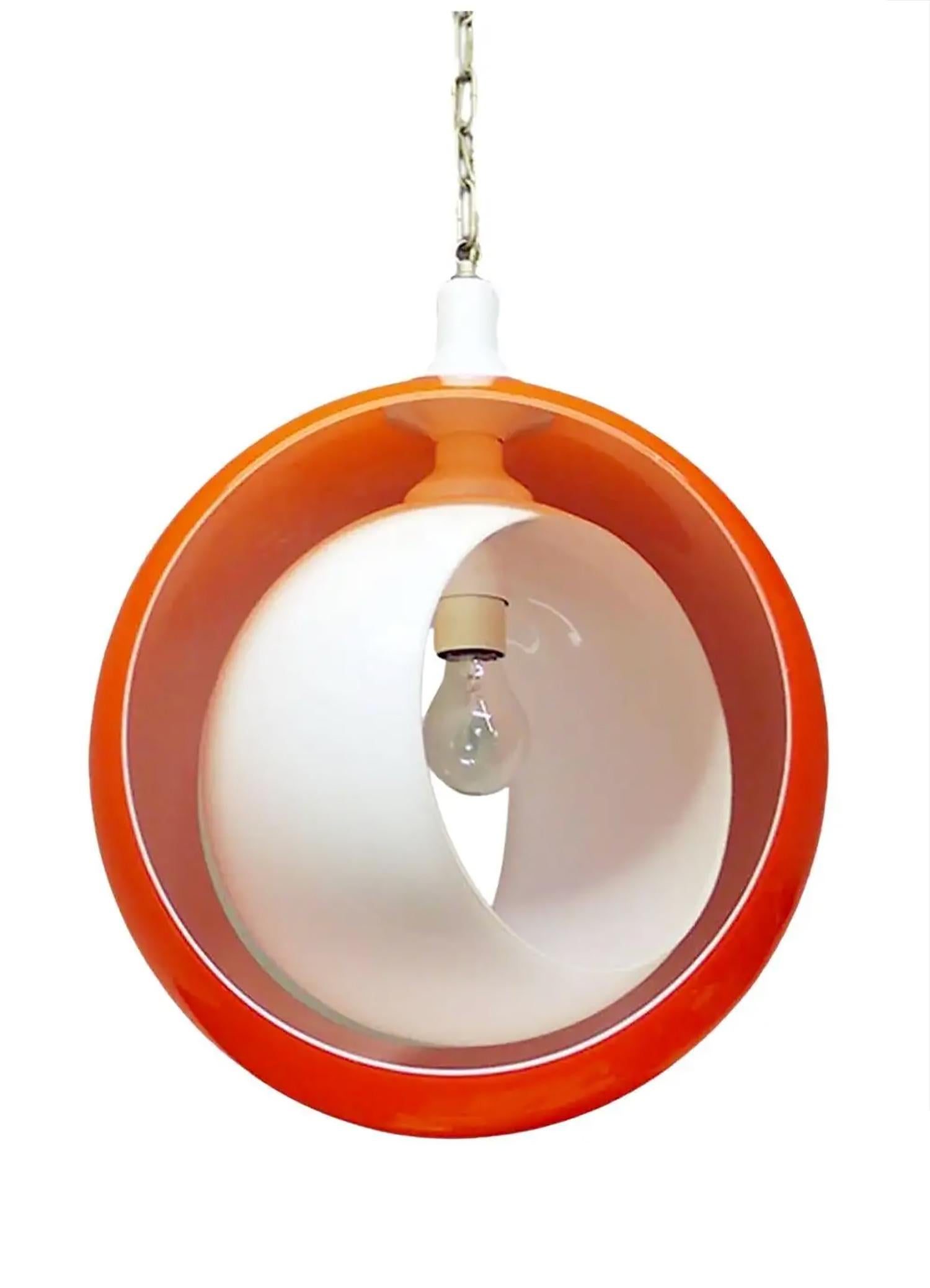 Elegante lampe suspendue à phases de lune en verre de Murano, avec un globe en verre orange et une partie mobile en verre opalin blanc. L'anneau intérieur en verre blanc est orientable pour une lumière indirecte. Le lustre éclaire magnifiquement et