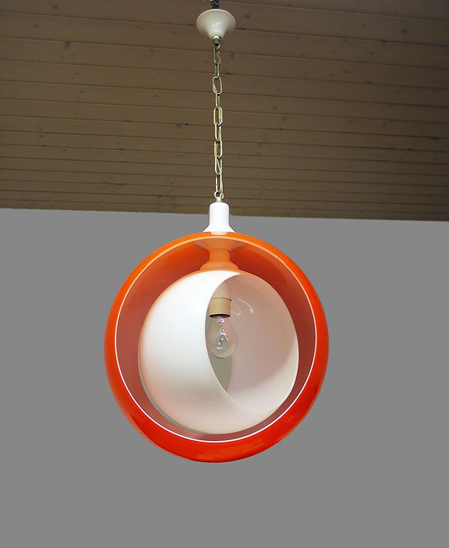 Metà XX secolo Lampada a sospensione Moon di Murano in vetro bianco e arancione di Carlo Nason per Mazzega Murano 1960s in vendita