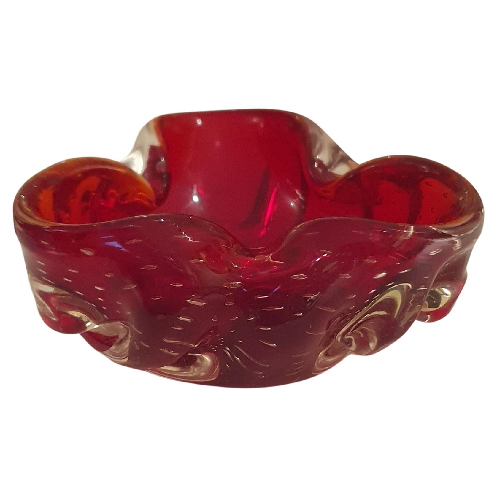 Mundgeblasene Schale aus Murano-Glas mit gewellten Rändern und kleinen Blasen