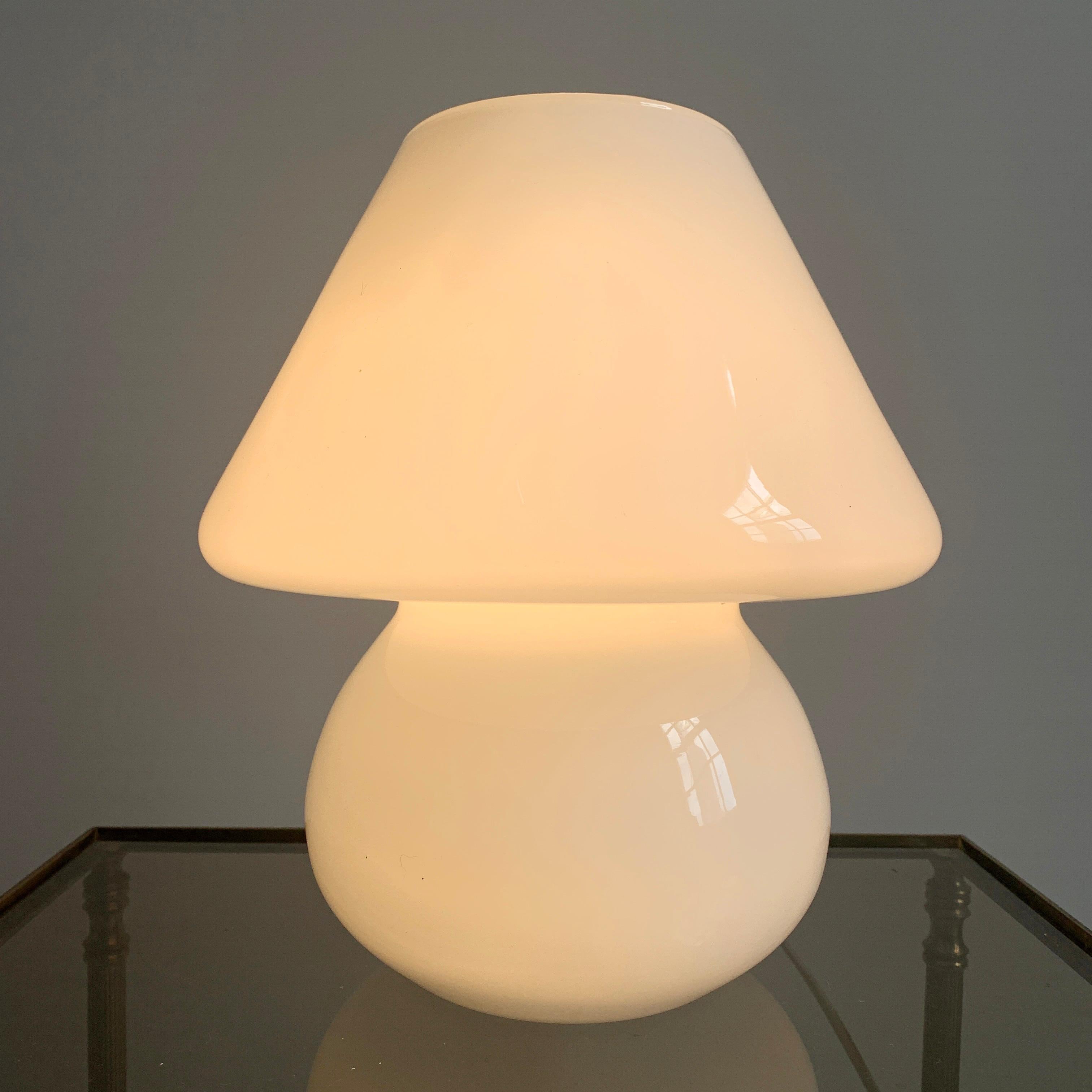 Small bianco Murano Mushroom lamp. 1970s, chunky white glass. 

Measures: Height 27cm x Width 23cm.

In great vintage condition, no chips, cracks or repairs.

The light is wired and in full working order, but as with all our lighting we would