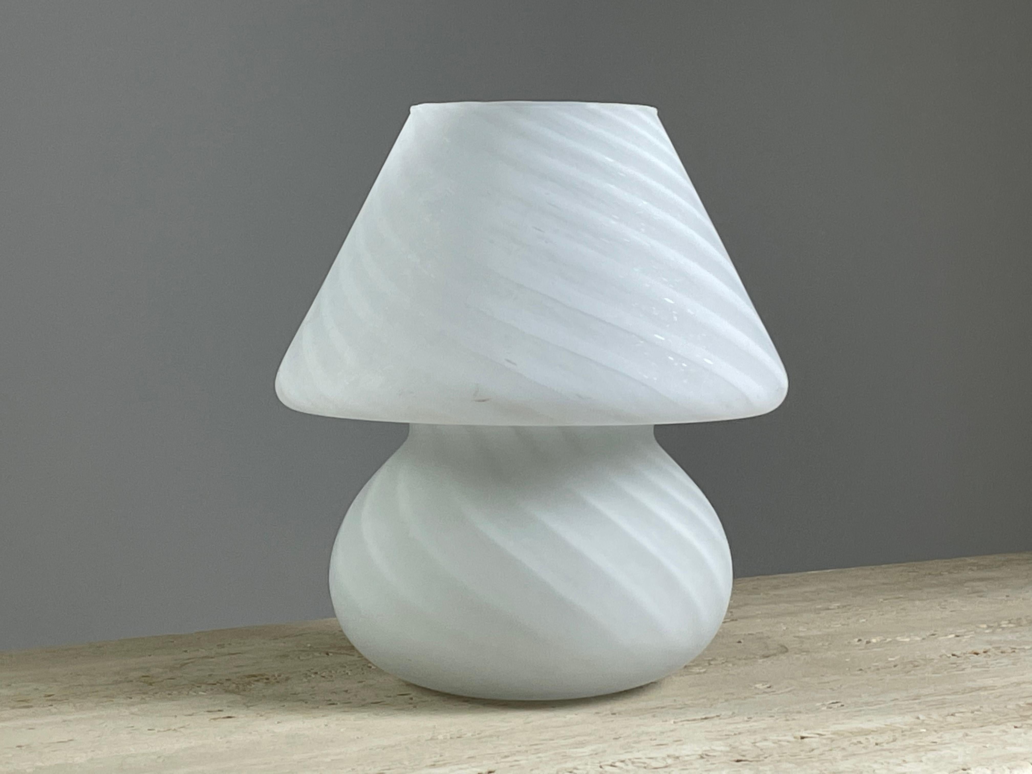 Murano glass mushroom lamp, 1970s In Good Condition For Sale In GRENOBLE, FR