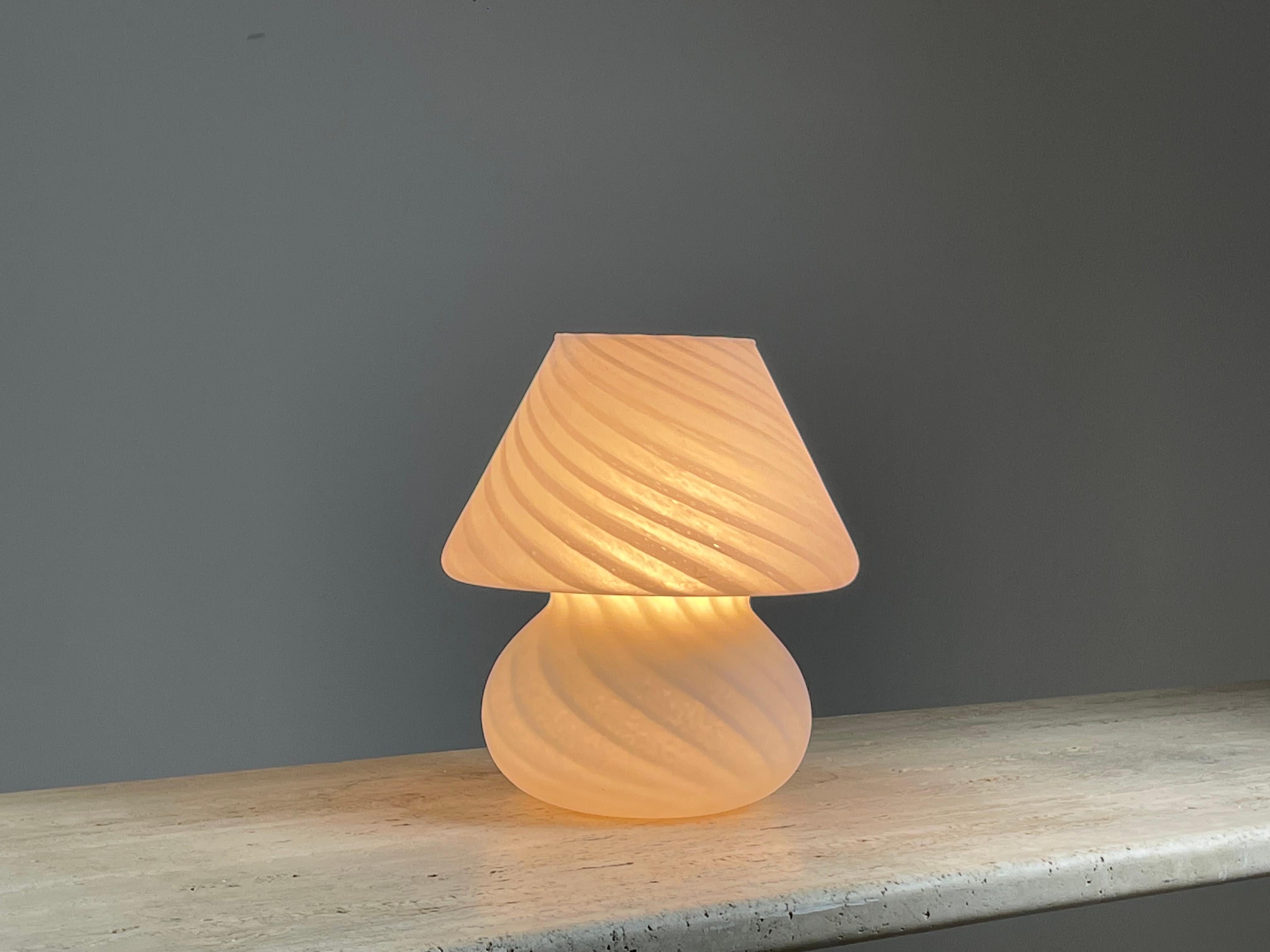 Murano Glas Pilzlampe, 1970er Jahre im Angebot 3