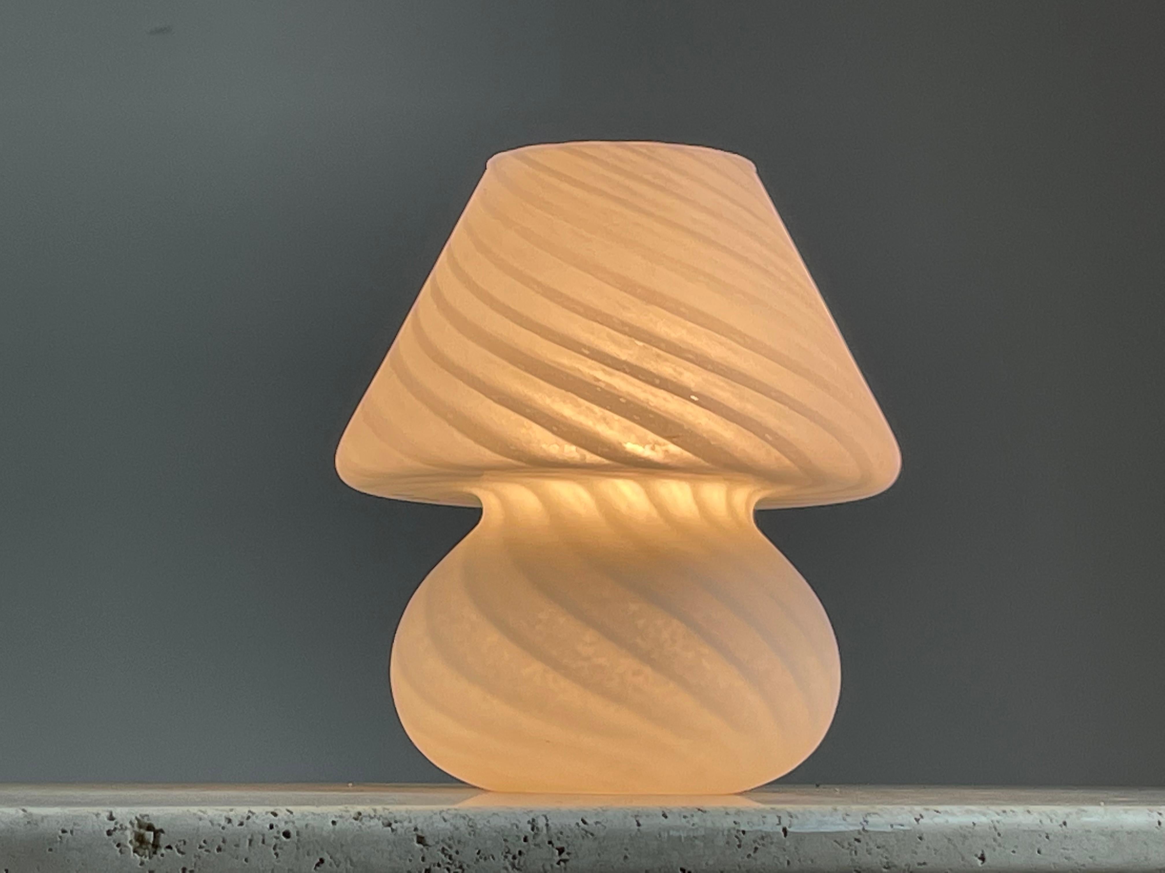 Murano Glas Pilzlampe, 1970er Jahre im Angebot 4