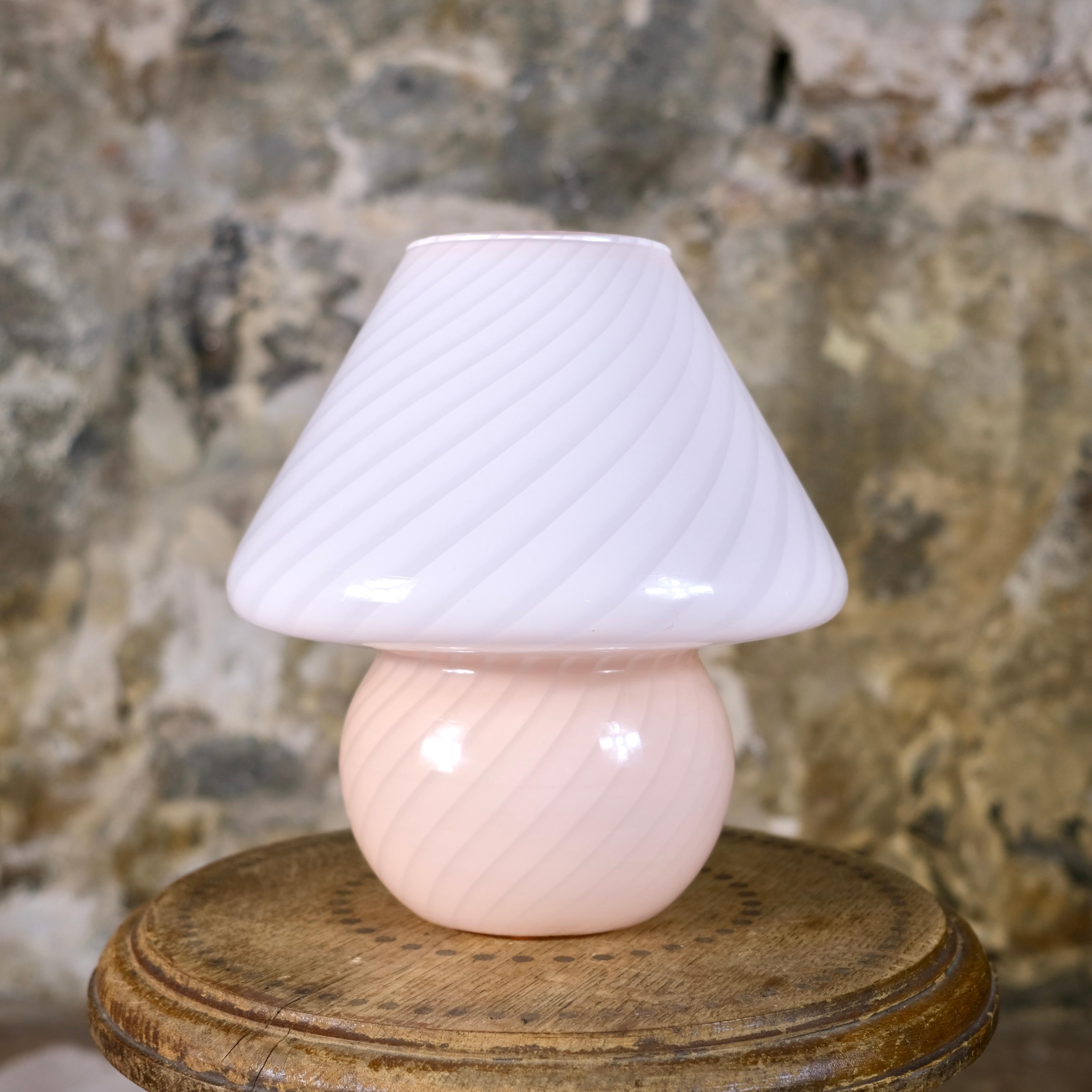 Adorable Murano glass mushroom lamp, swirl effect, light pinky tone.
Made in Italy in the 1970s.
Excellent condition.
Dimensions : H29, D22cm