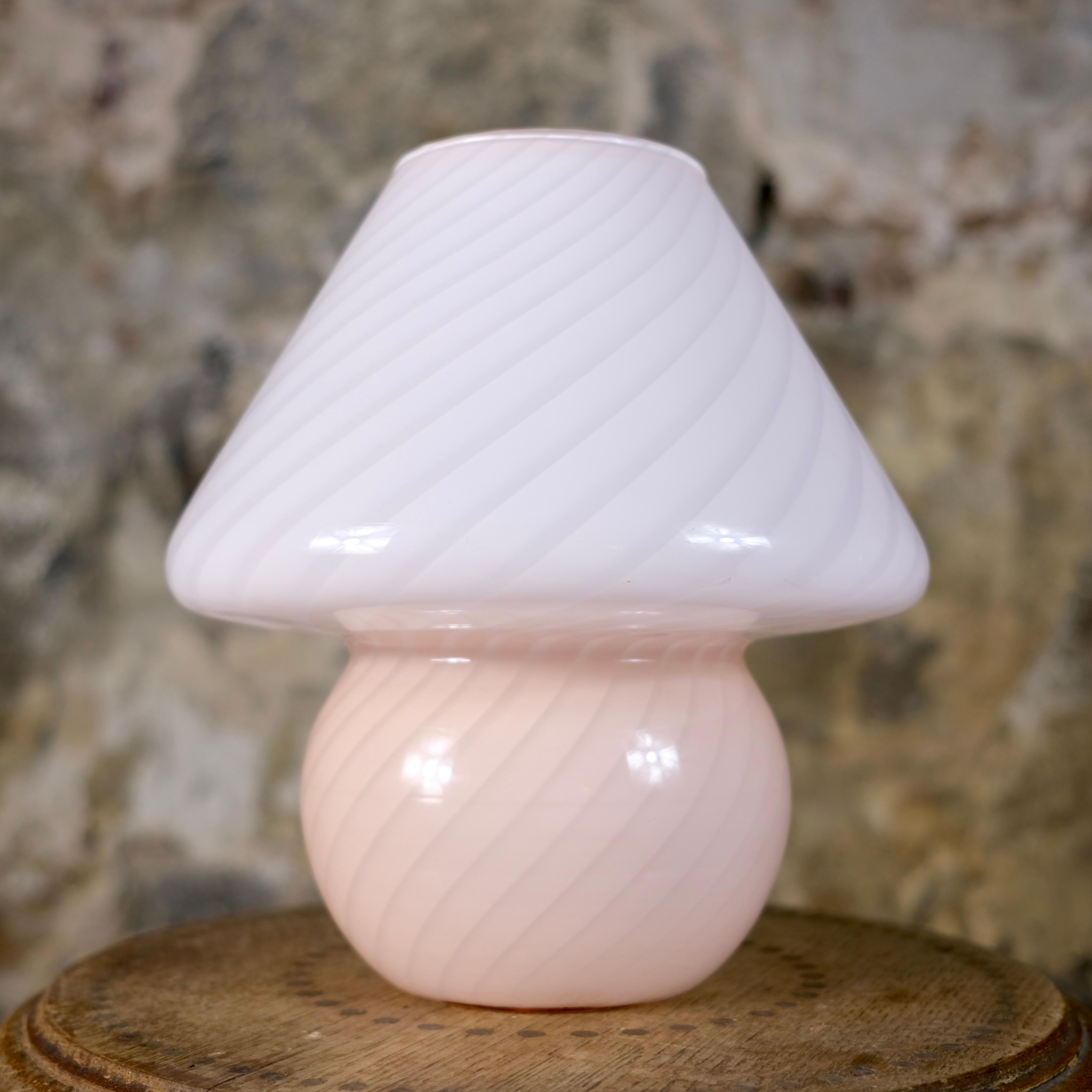 Murano glass mushroom lamp, pinky tone, made in Italy, 1970s In Excellent Condition In Lyon, FR