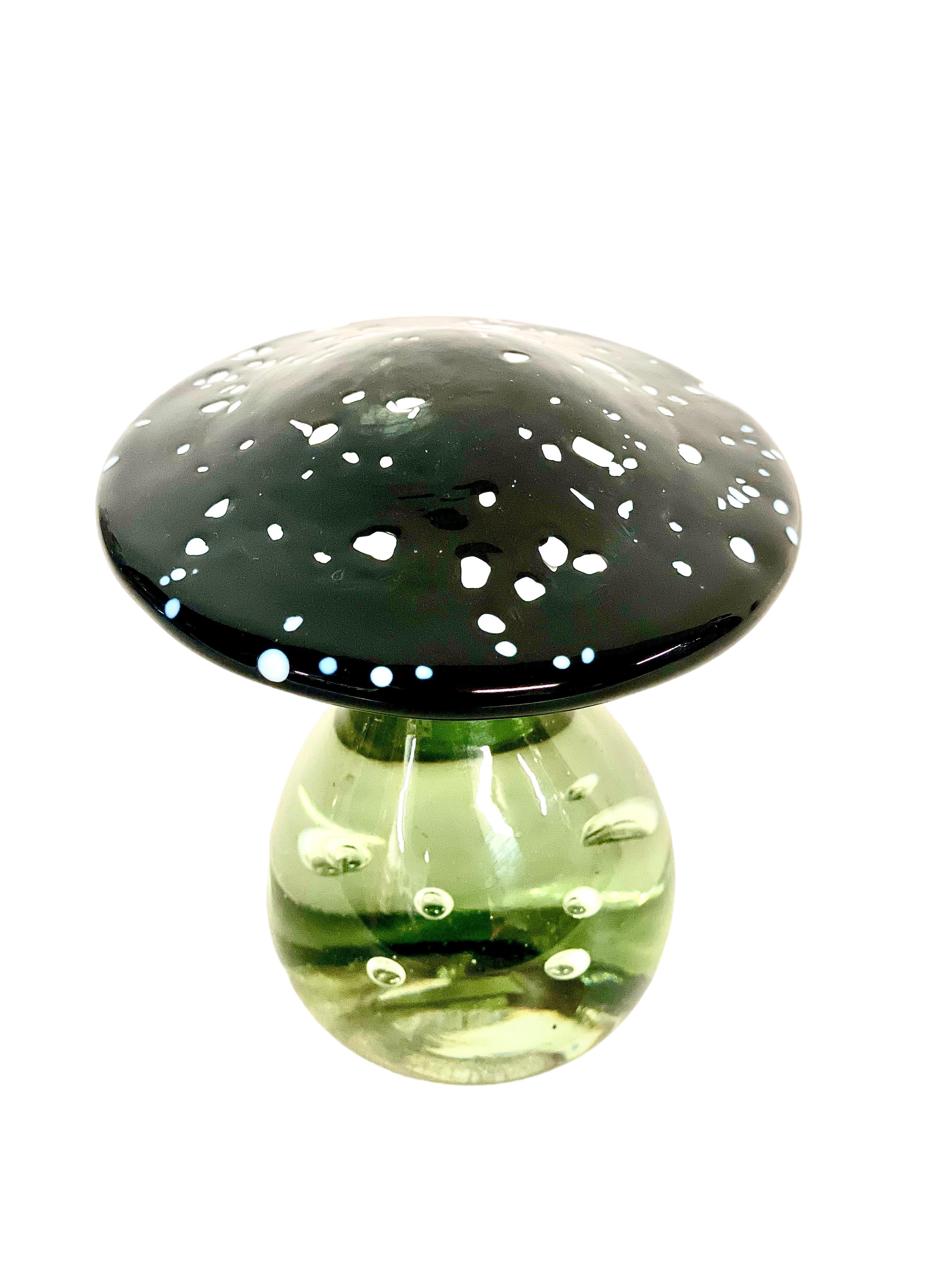 Un inhabituel et très charmant champignon ornemental vintage en verre soufflé, dont la tige transparente est mouchetée de minuscules bulles d'air et surmontée d'un joli chapeau moucheté noir et blanc. Magnifiquement fabriqué à la main en verre de