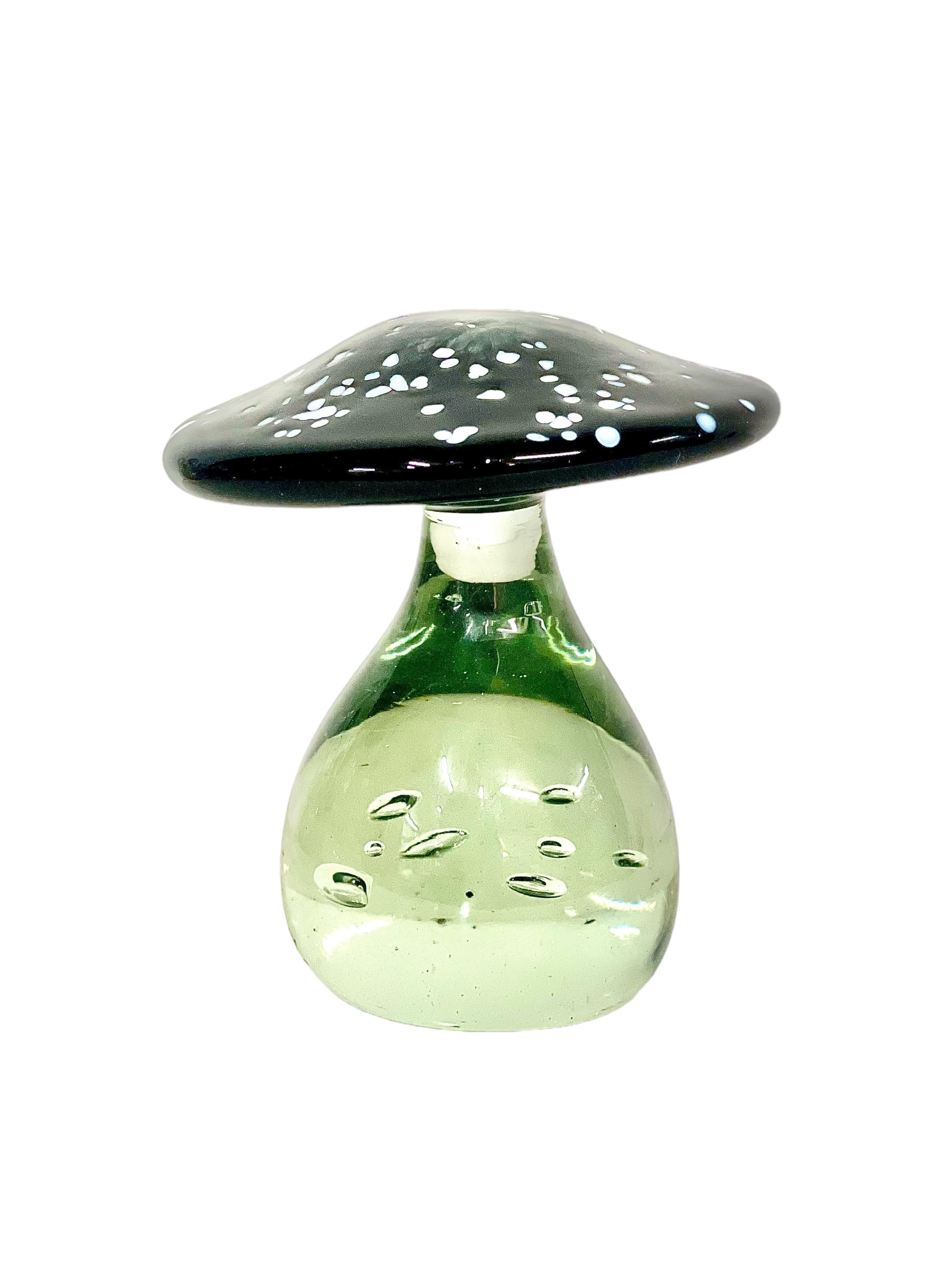 20ième siècle Ornement ou presse-papier en verre de Murano en forme de champignon