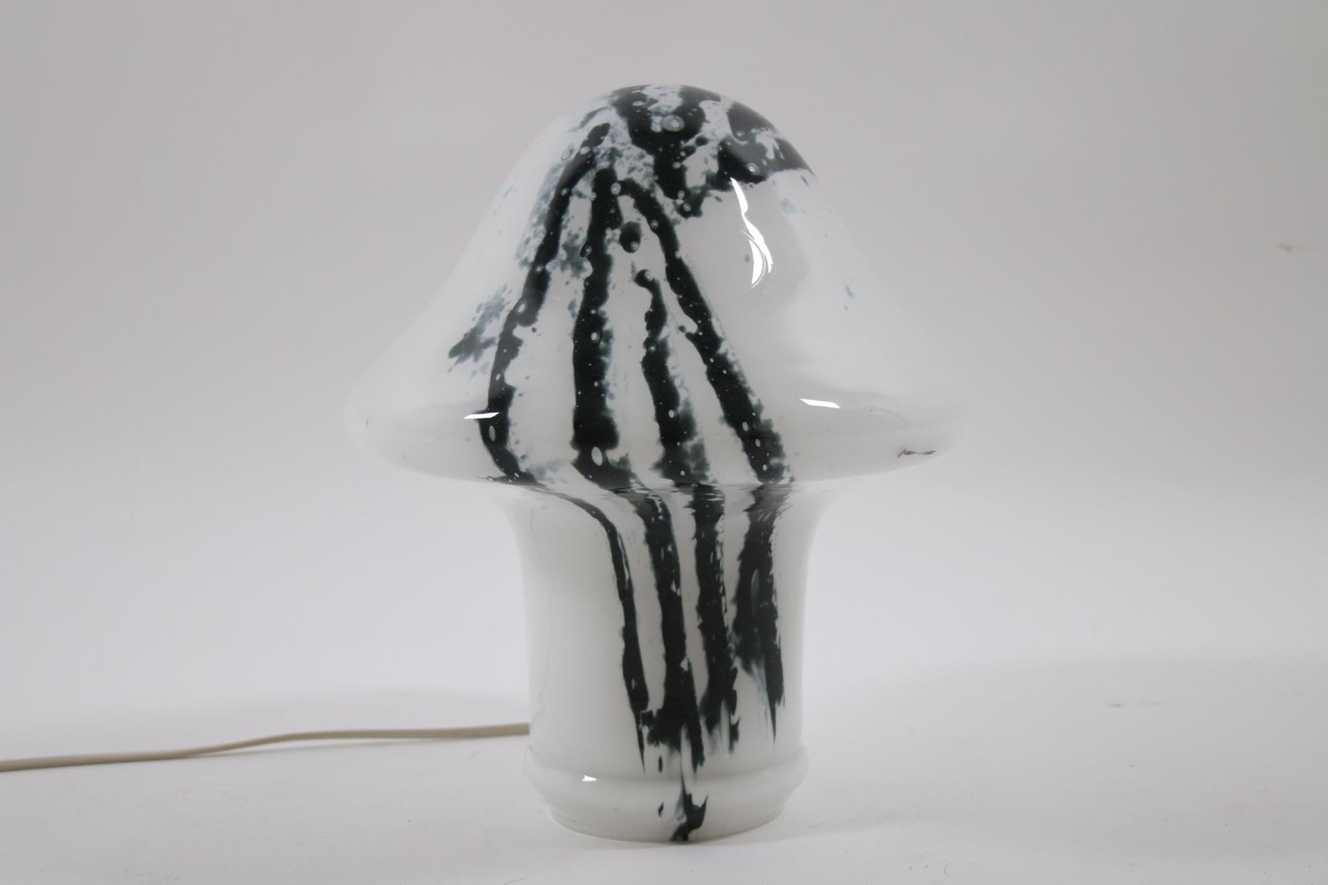 Murano Glass Mushroom Table Lamp Black and White coller For Sale 4