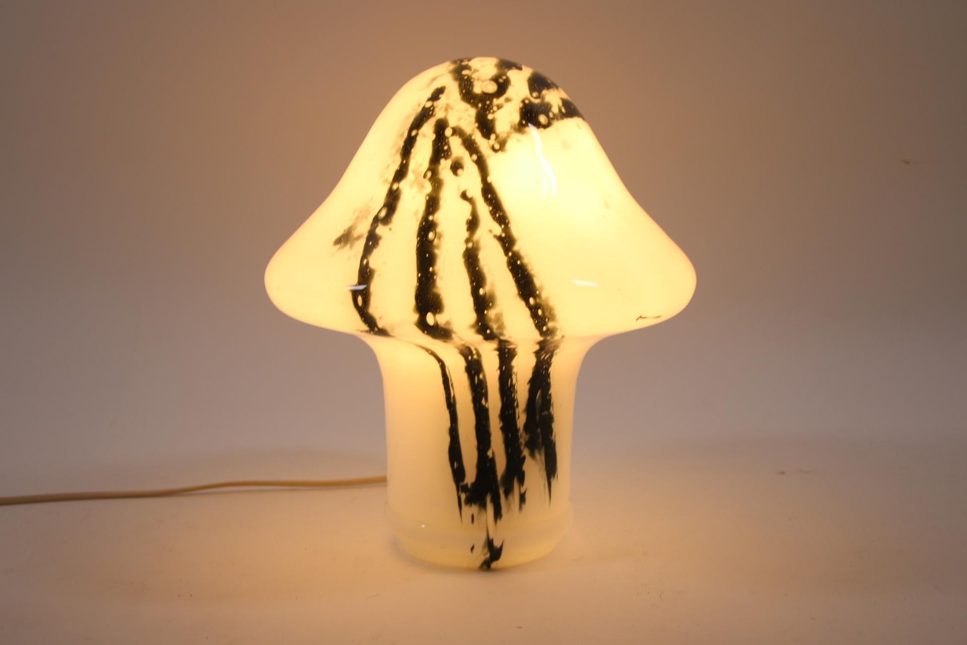 Murano Glass Mushroom Table Lamp Black and White coller For Sale 5
