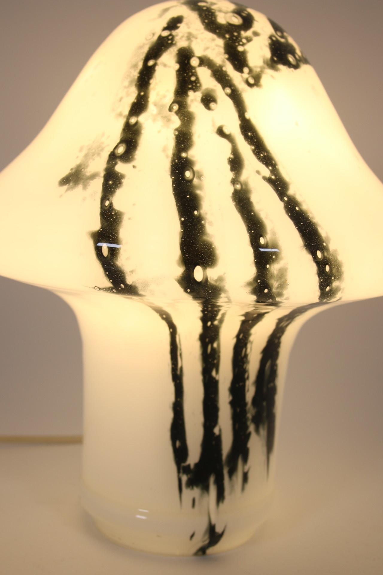 Murano Glass Mushroom Table Lamp Black and White coller In Good Condition For Sale In Oostrum-Venray, NL