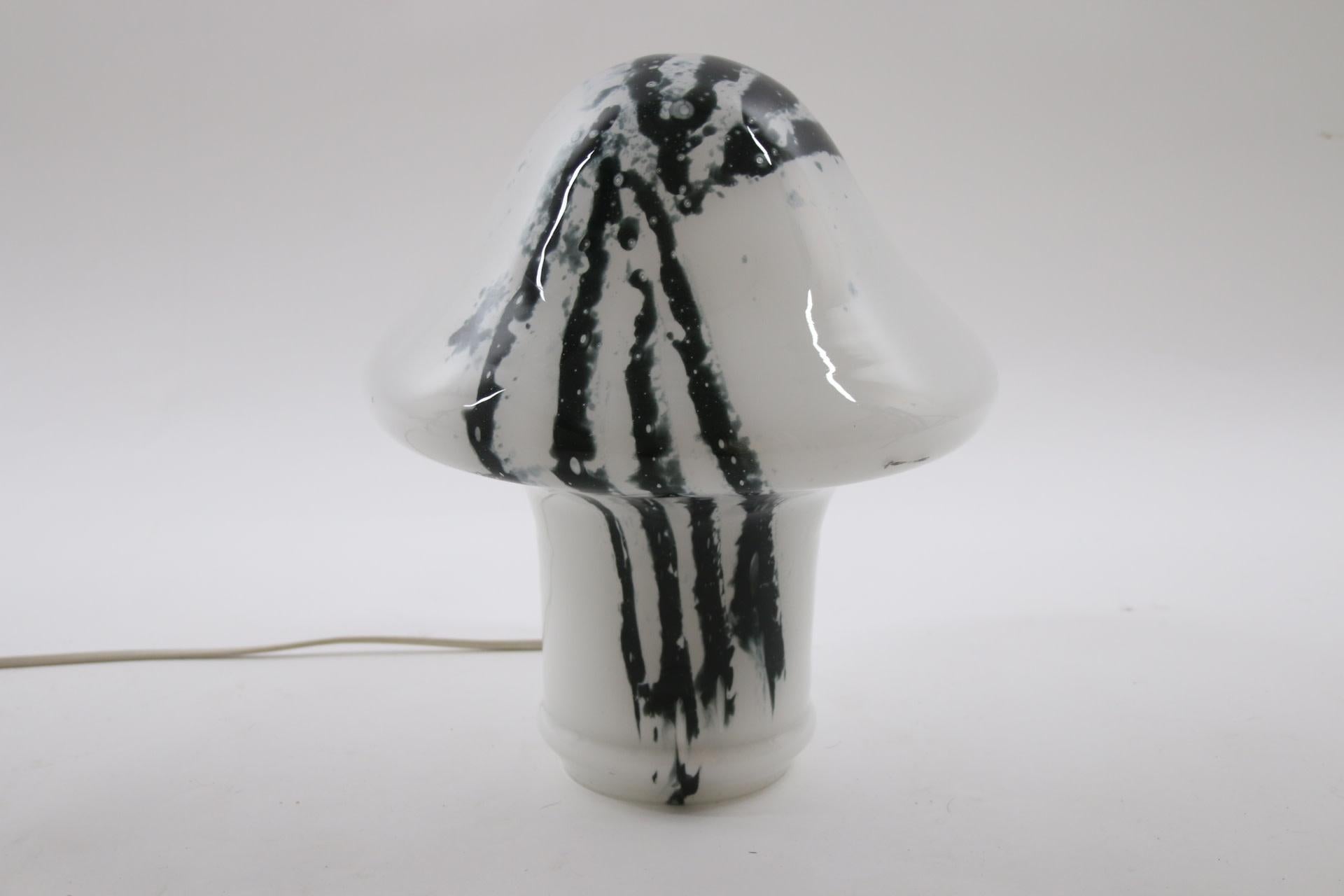 Mid-20th Century Murano Glass Mushroom Table Lamp Black and White coller For Sale