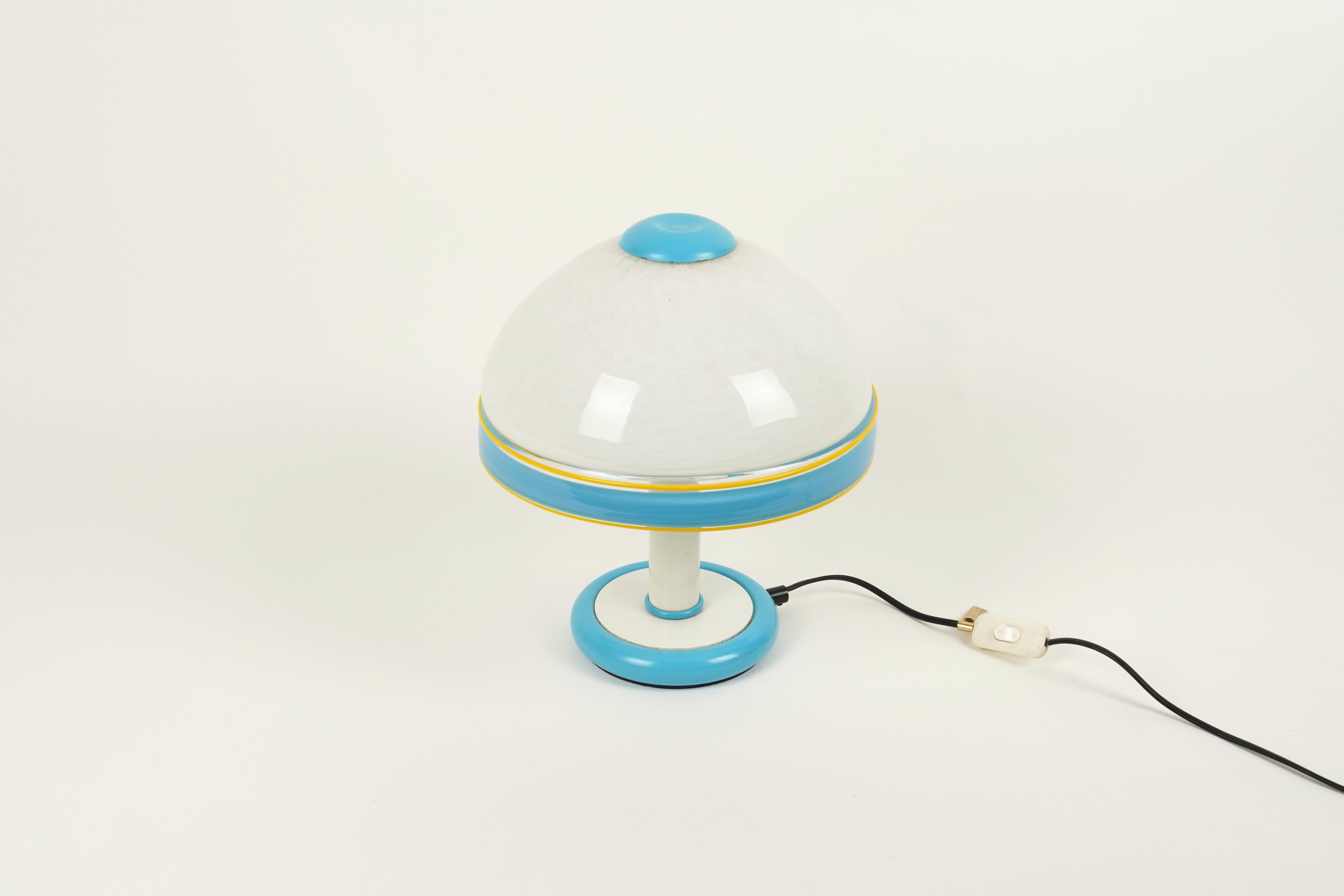 Schöne Pilz Tischlampe in Murano Glas von F. Fabbian.

Hergestellt in Italien in den 1980er Jahren.

Es hat noch sein originales Herstelleretikett.

Es wird 1 Glühbirne verwendet.