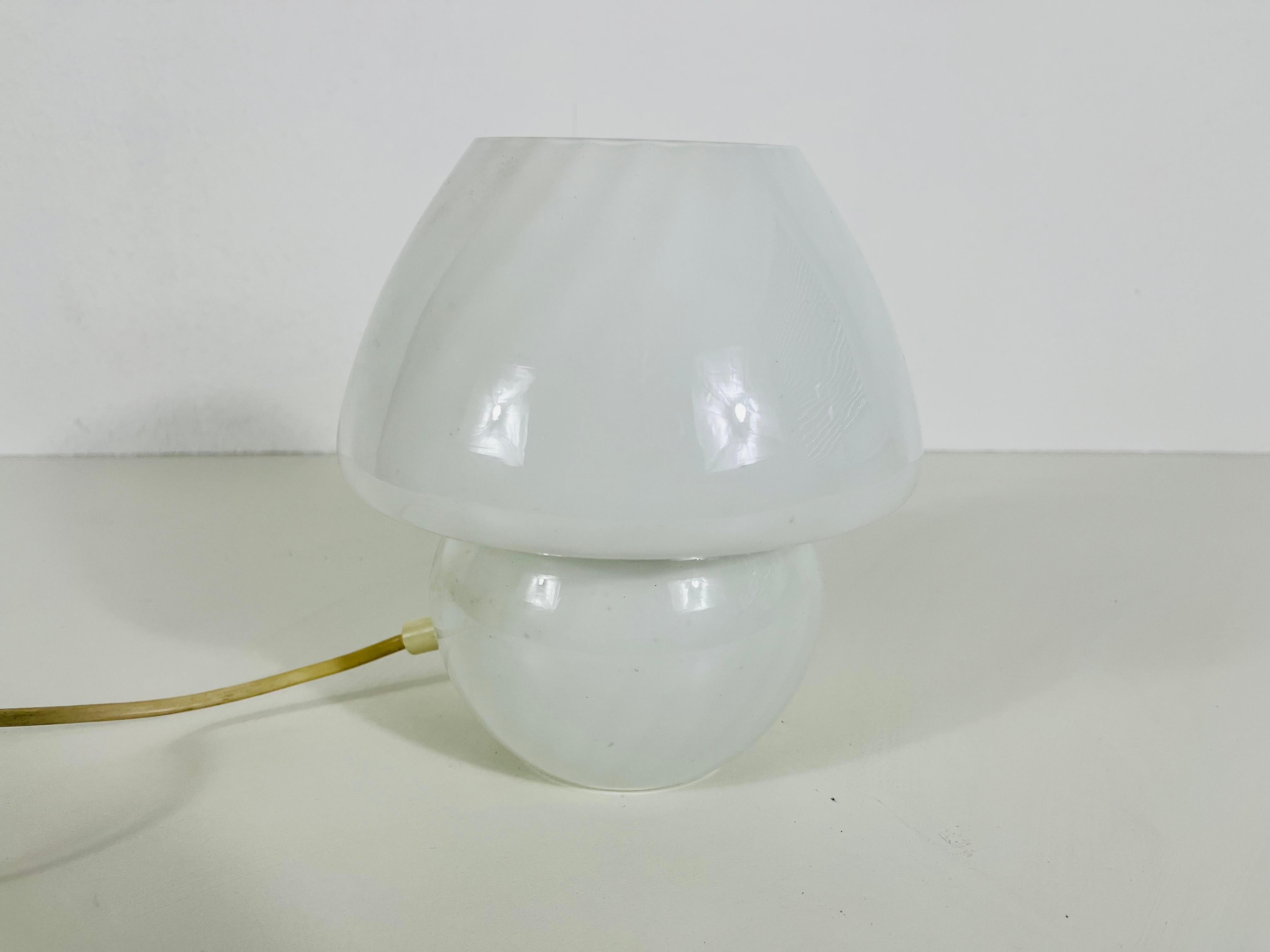 Beautiful Italian table lamp by Vetri d‘Arte Murano. It has an extraordinary mushroom shape. Very good vintage condition.

The lights requires one E27 light bulb. Very good vintage condition.

Free worldwide shipping.