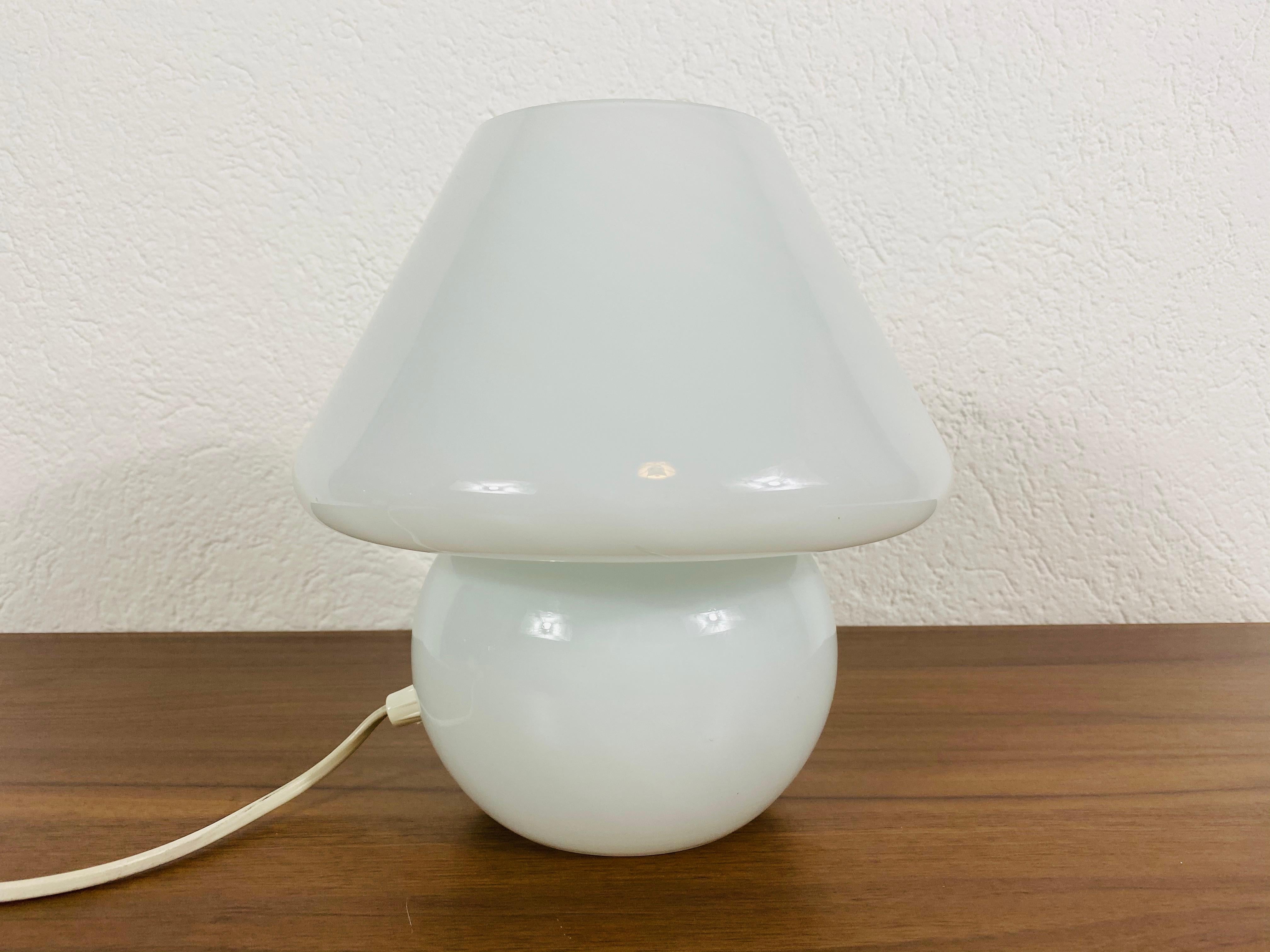 Beautiful Italian table lamp by Vetri d‘Arte Murano. It has an extraordinary mushroom shape. Very good vintage condition.

The lights requires one E27 light bulb. Very good vintage condition.

Free worldwide shipping.