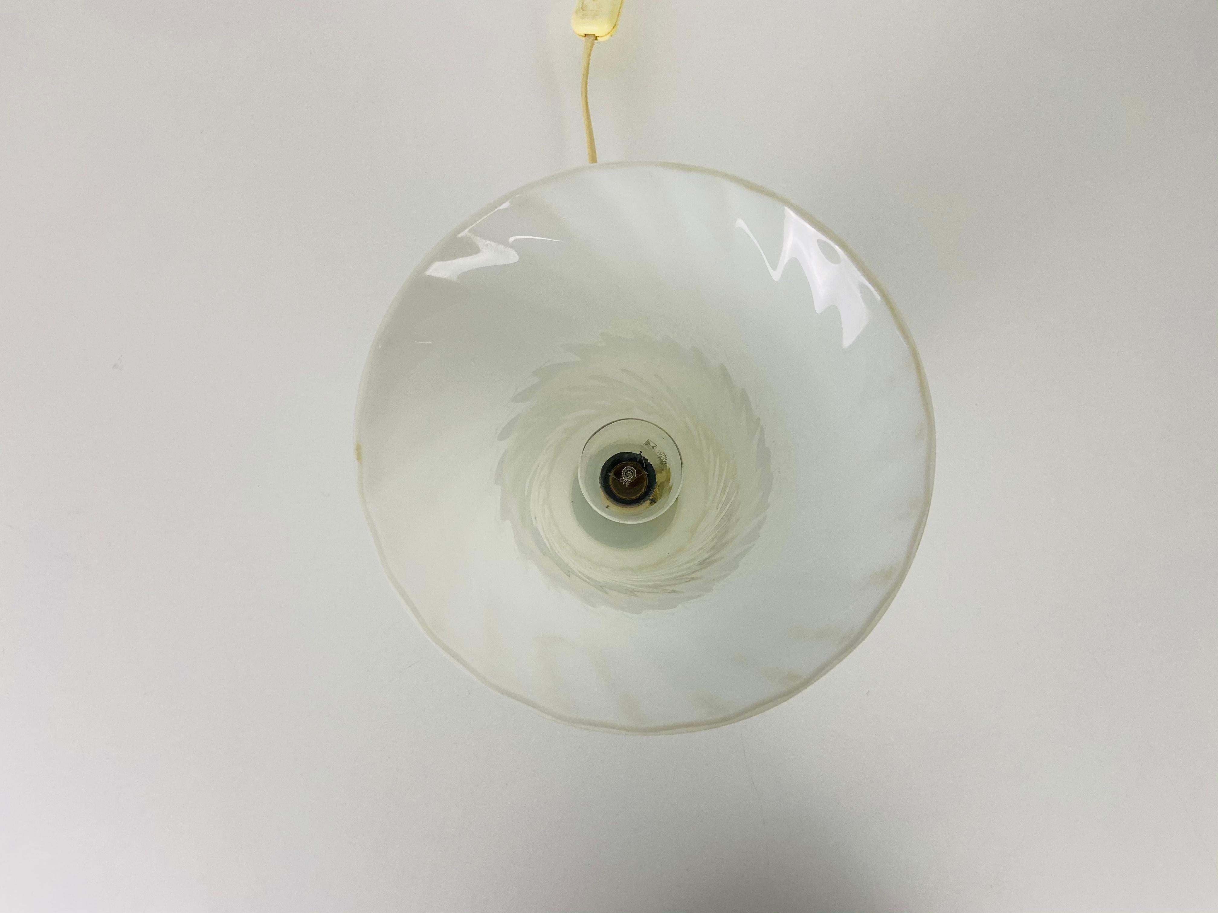 Belle lampe de table italienne par Vetri d'Arte Murano. Il a une forme extraordinaire de champignon. Très bon état vintage.

Les lampes nécessitent une ampoule E27. Très bon état vintage.

Expédition gratuite dans le monde entier.