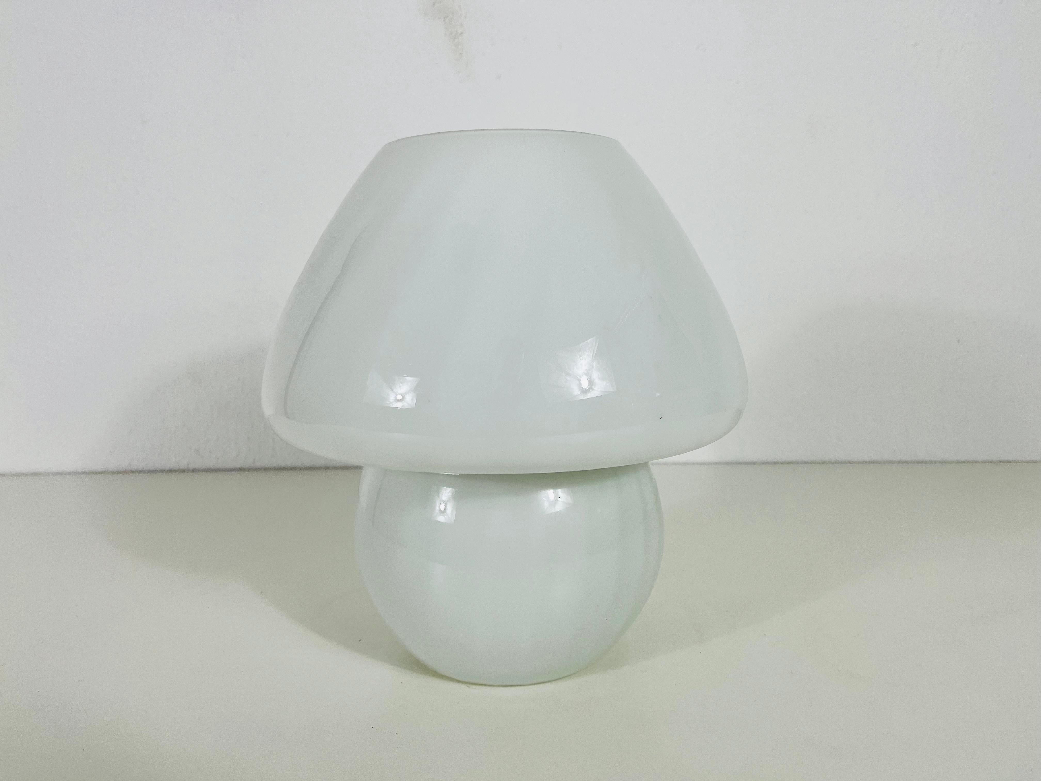 Beautiful Italian table lamp by Vetri d‘Arte Murano. It has an extraordinary mushroom shape. Very good vintage condition.

The lights requires one E27 light bulb. Works with both 220/120 V. Very good vintage condition.

Free worldwide shipping.