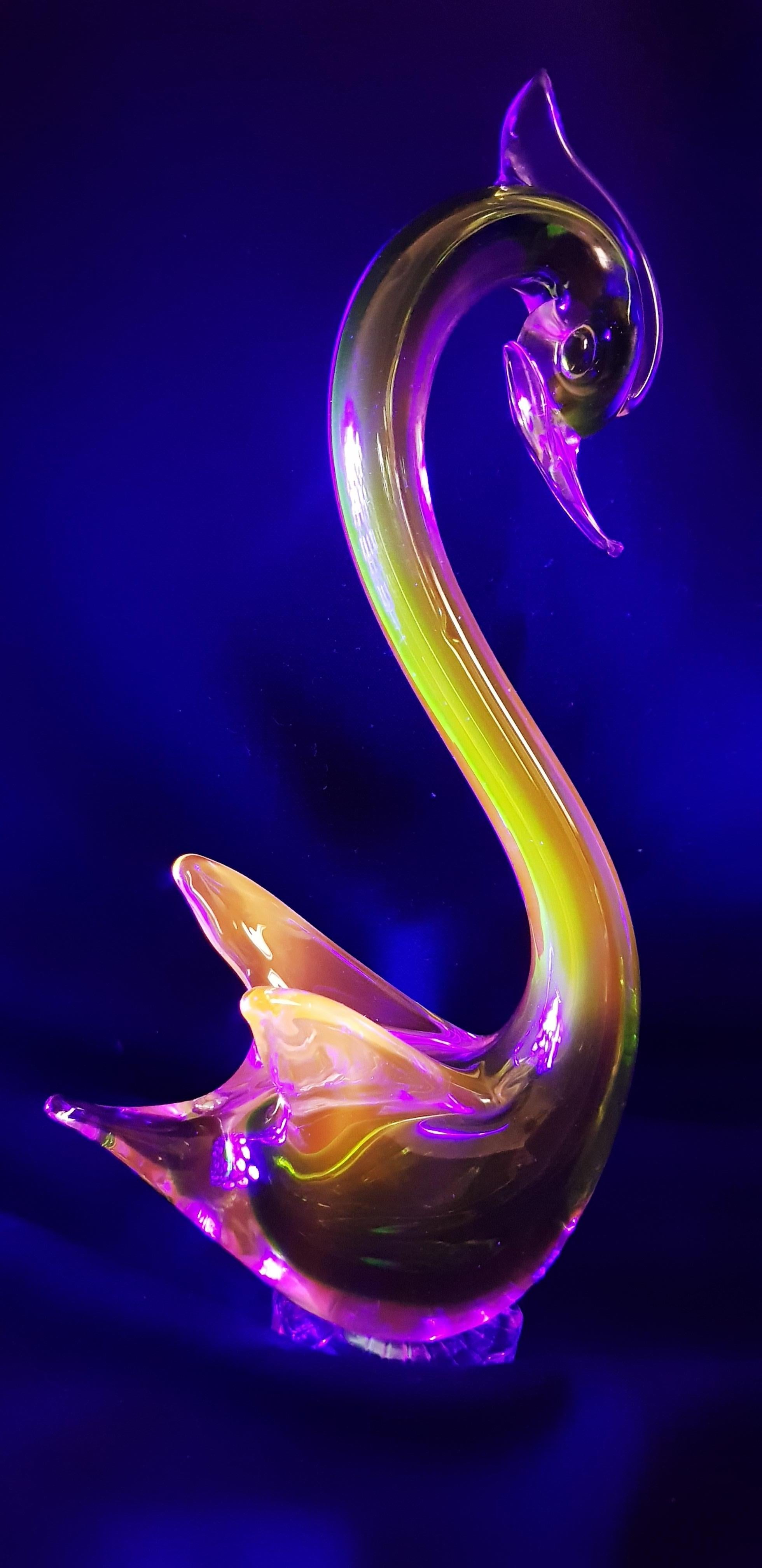 Mid-20th Century Murano Glass Neodymium Alexandrite Sommerso Swan For Sale