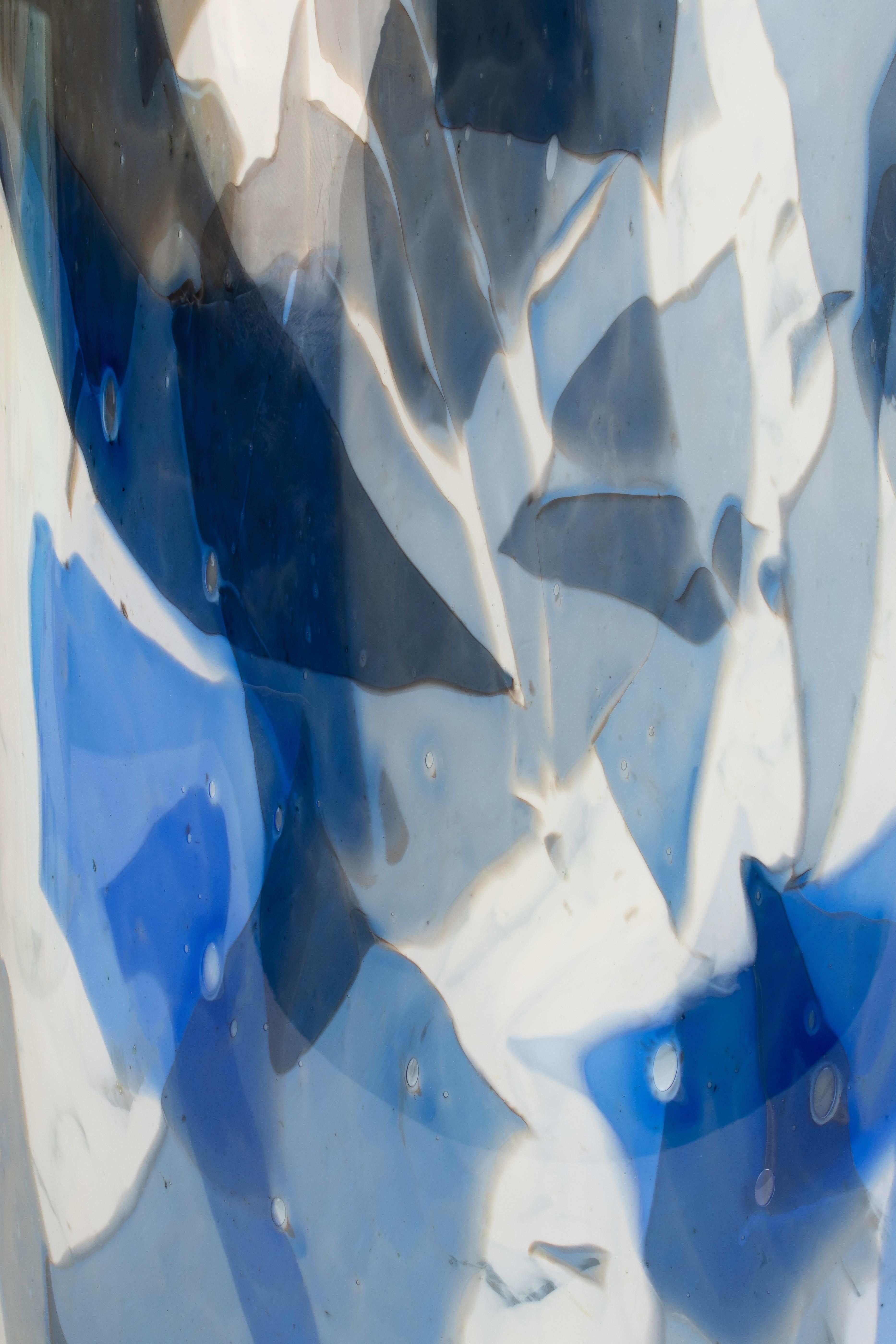 italien Grand vase en verre de Murano bleu nougat par Stories of Italy en vente