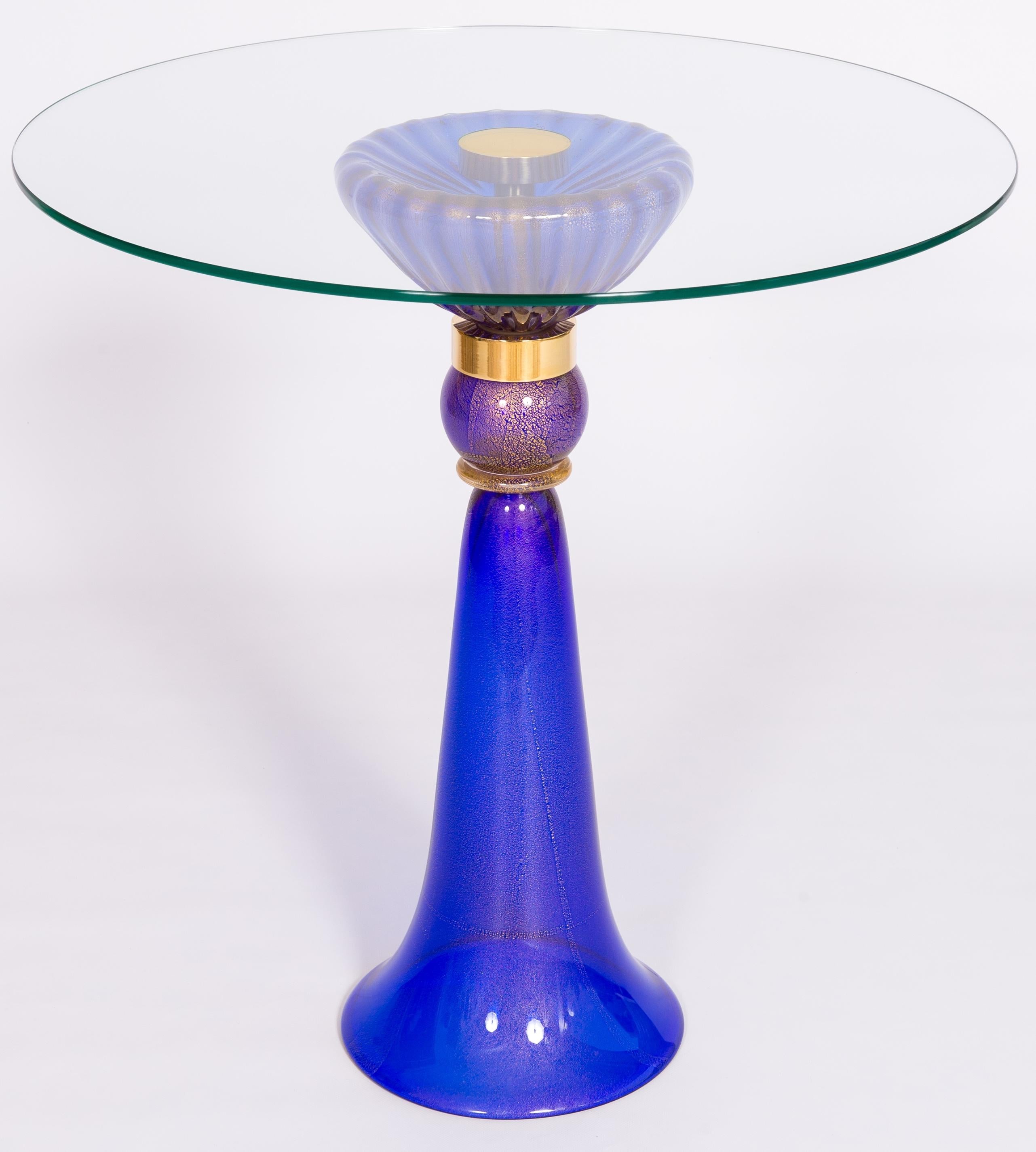 Exceptionnelle table d'appoint en verre de Murano des années 1980 par Vintage Murano Gallery

Rehaussez votre intérieur avec cette superbe table d'appoint de collection, véritable chef-d'œuvre de l'art du verre de Murano datant des années 1980.