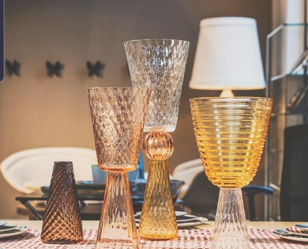 Das italienische Duo Stories of Italy hat für Les-Ottomans eine einzigartige Kollektion von Muranoglasstücken entworfen, die die alten Verbindungen zwischen Venedig und Istanbul feiert.
Das Ergebnis dieser Zusammenarbeit ist eine atemberaubende