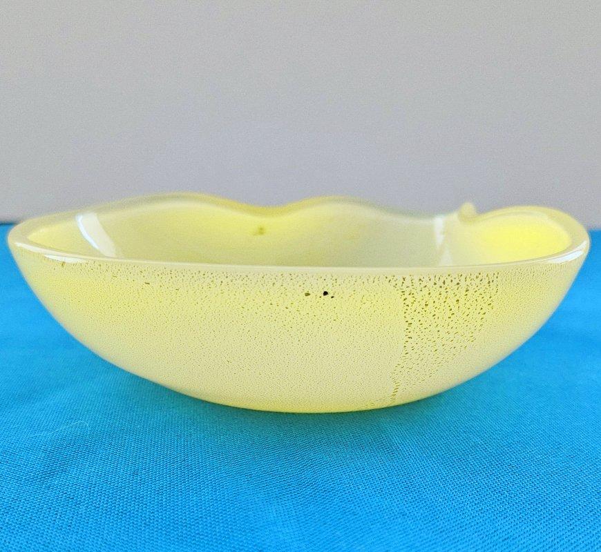 Murano Glass Opaline Yellow Bowl with Gold Polveri/Fleck In Good Condition For Sale In Warrenton, OR
